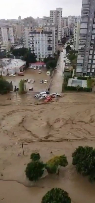 Mersin'de şiddetli sağanak hayatı felç