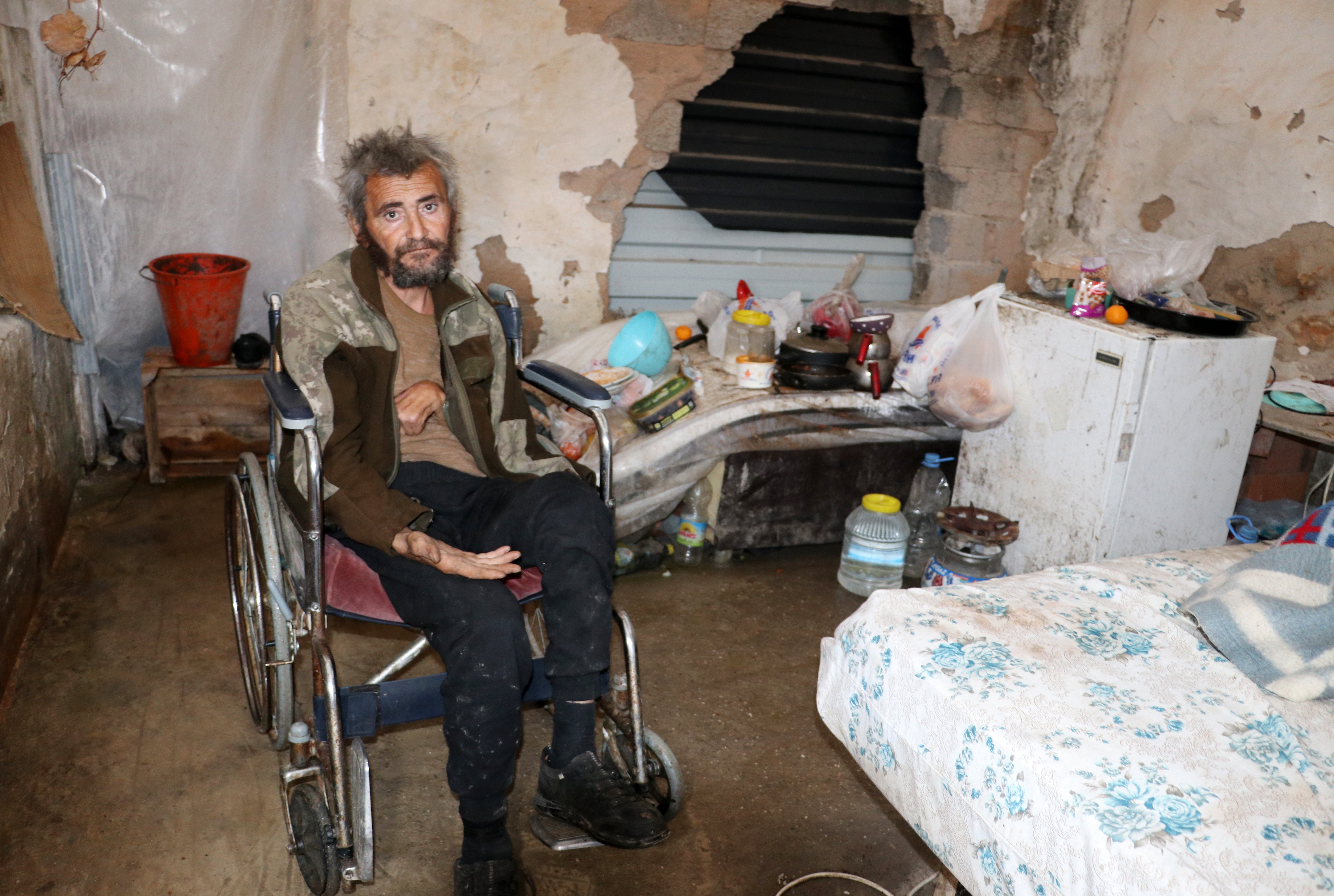 Antalya'da muşambayla çevrili alanda yaşayan