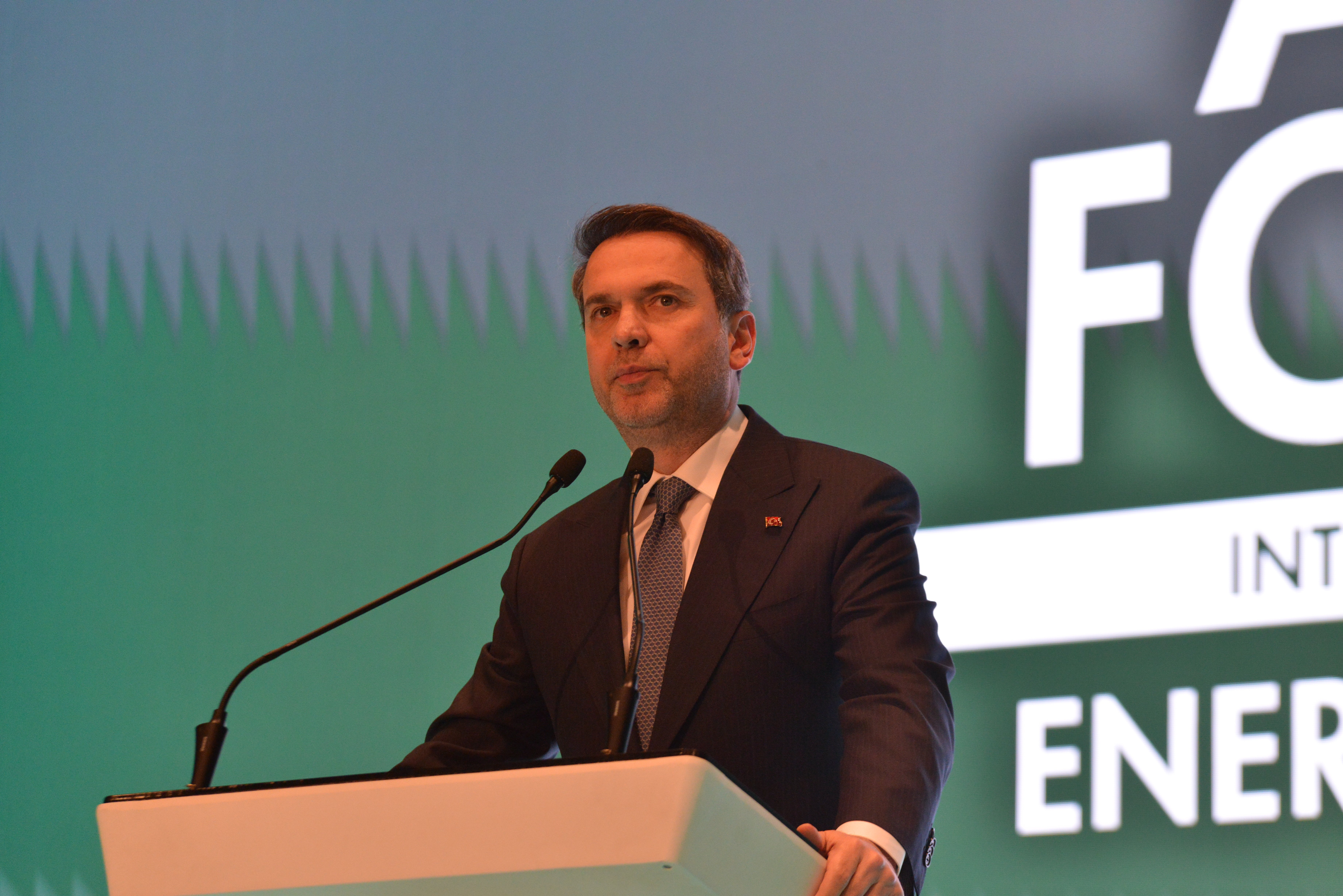 Enerji Bakanı Alparslan Bayraktar, dünyada