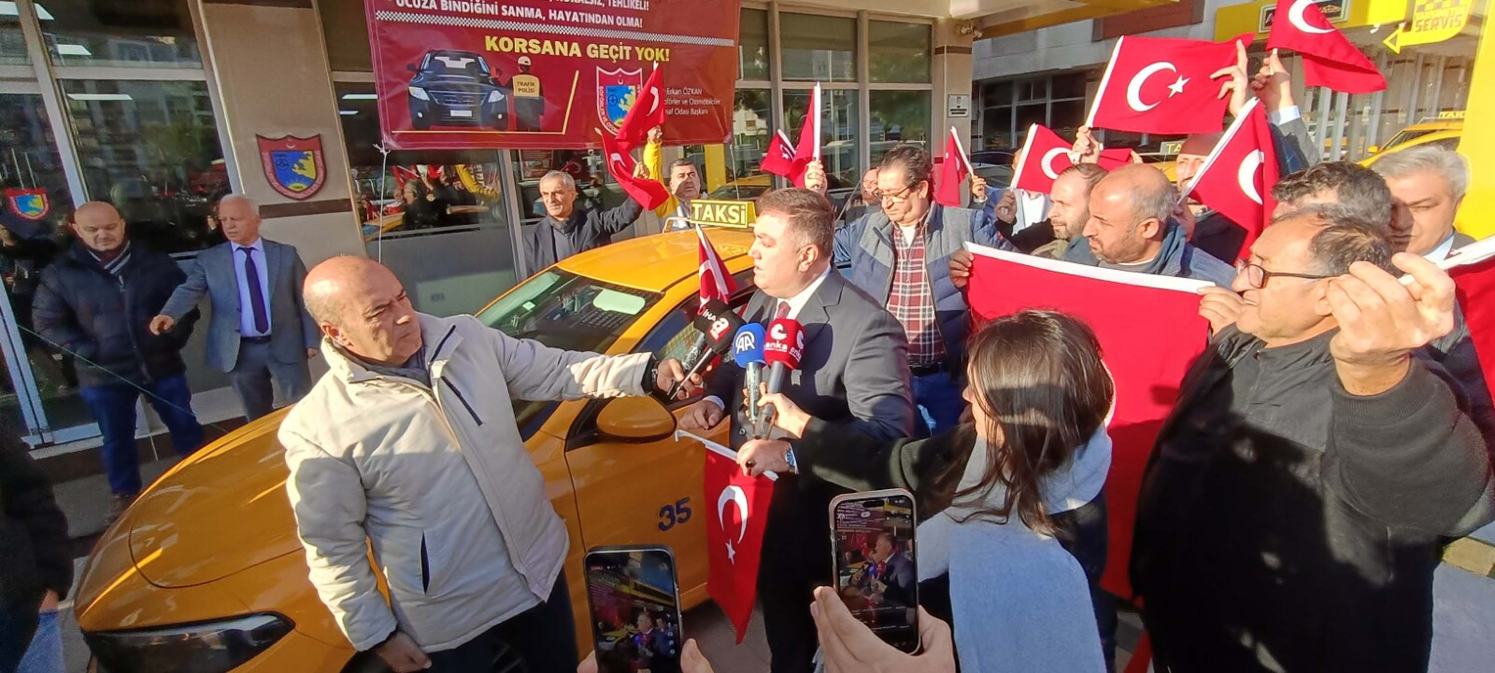 İzmir'de taksiciler, Suriye sınırındaki bayrak