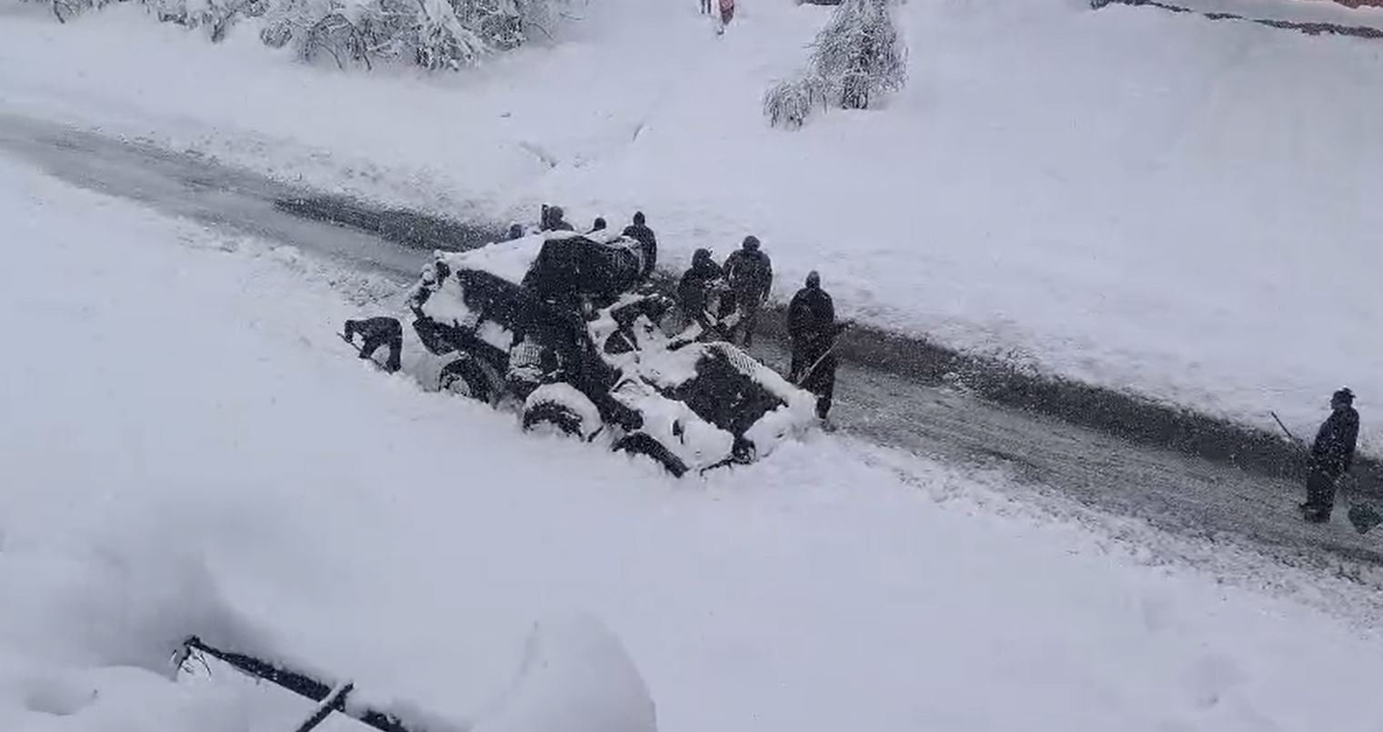 Hakkari'de yoğun kar nedeniyle yolda