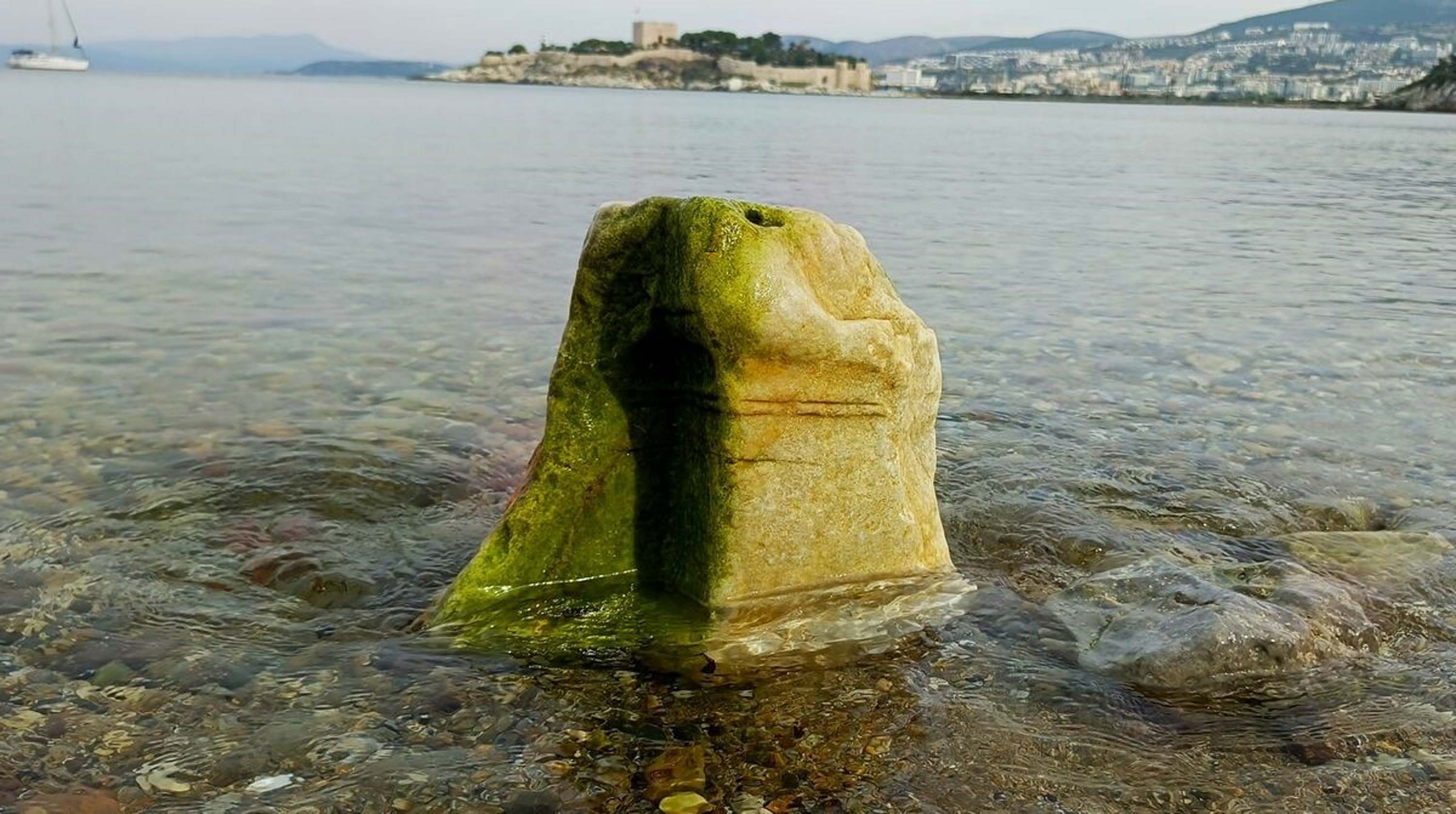 Aydın'ın Kuşadası ilçesinde deniz suyunun