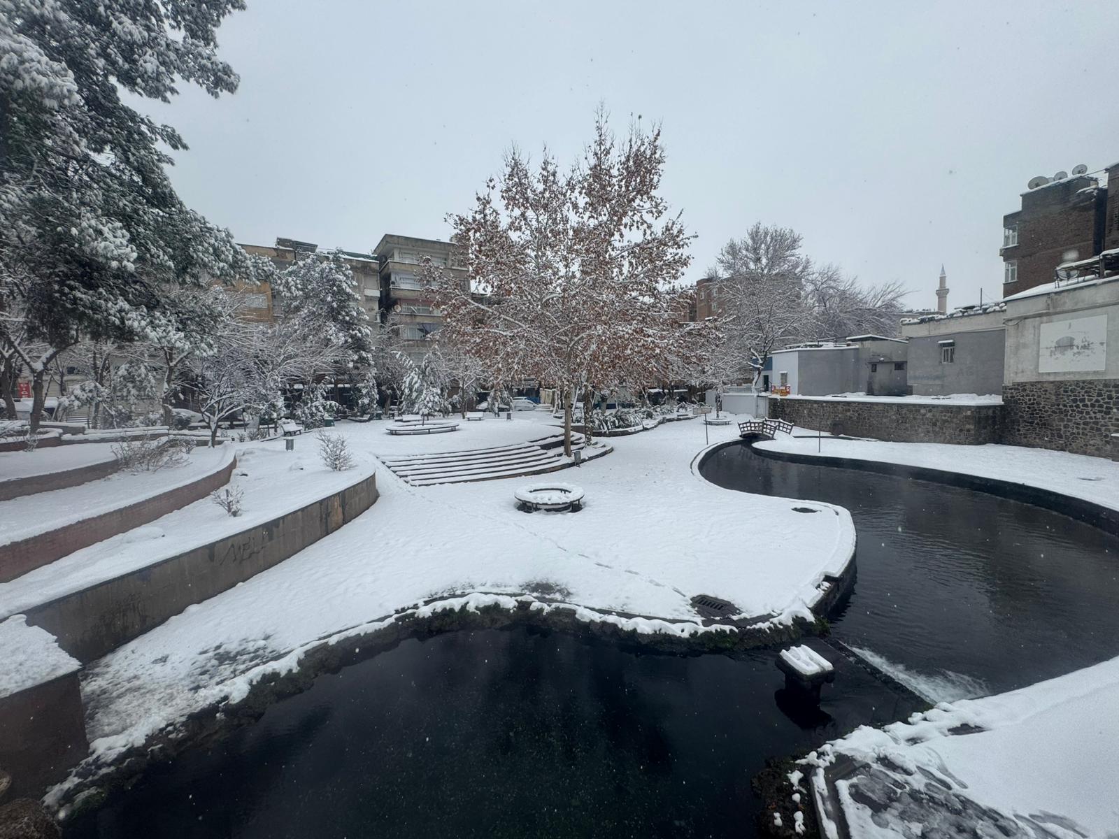 Diyarbakır’da Tarihi Surlar ve Ulu Cami Beyaza Büründü