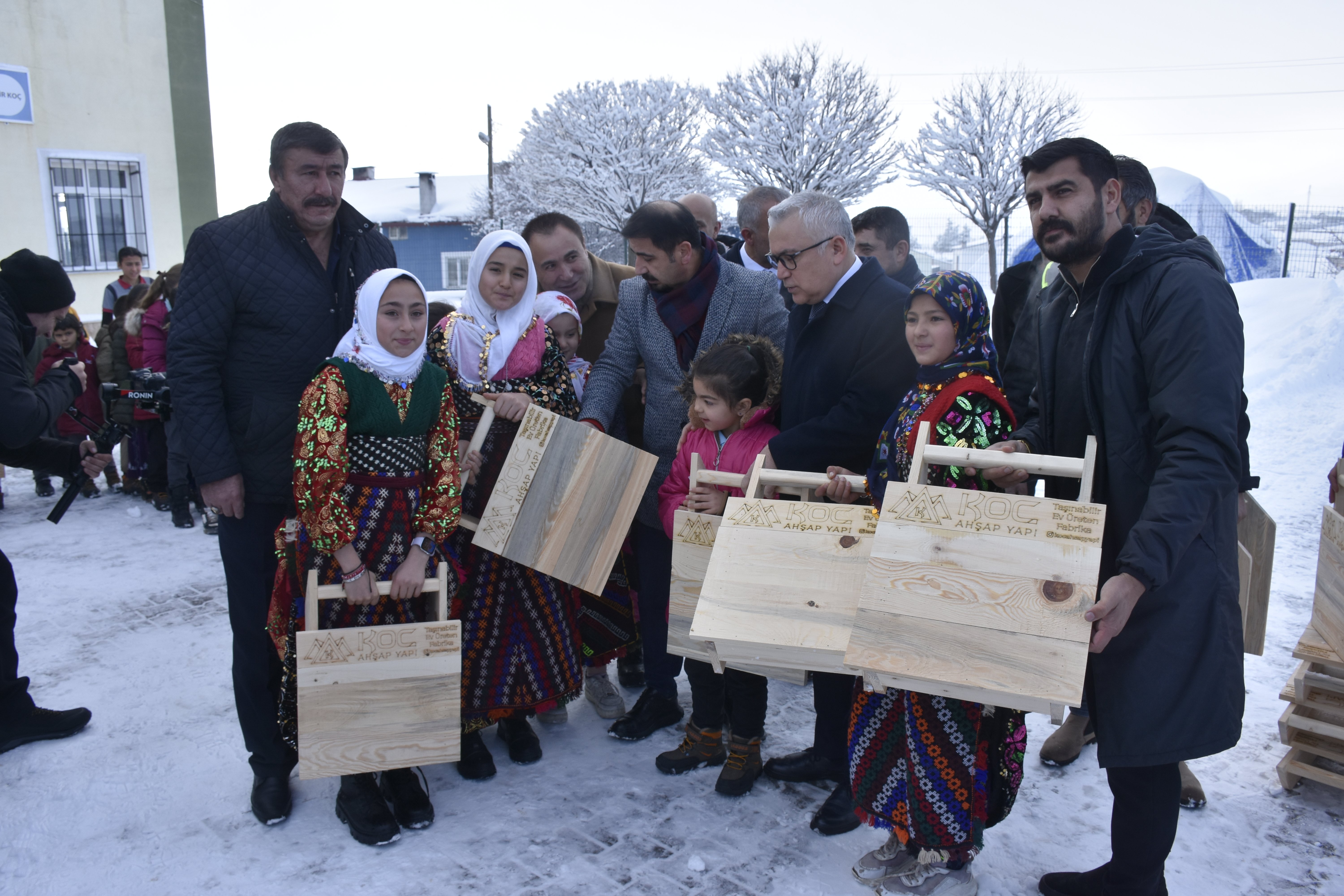Sivas Valisi Yılmaz Şimşek, poşetle