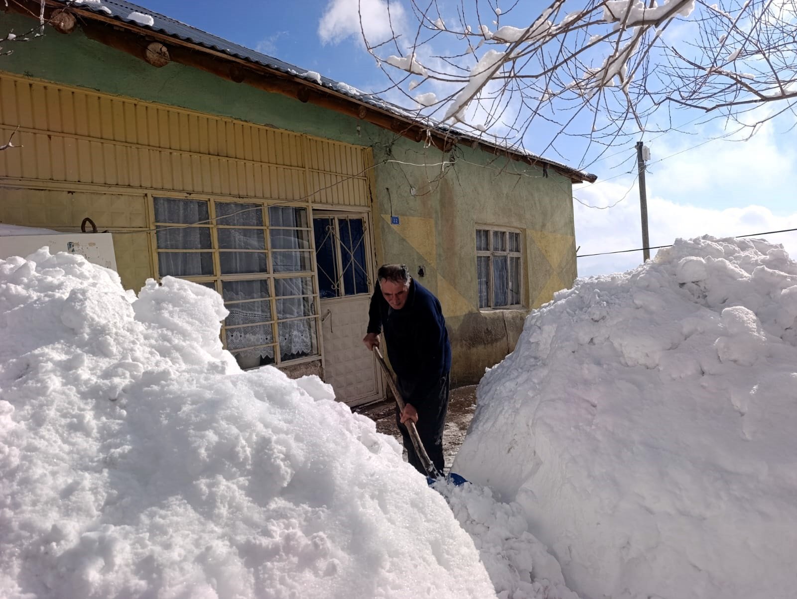Hakkari'nin Boybeyi köyünde kar