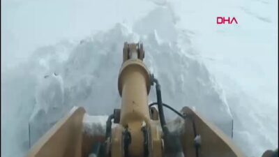 Van'ın Erciş ilçesinde, yolu kapatan