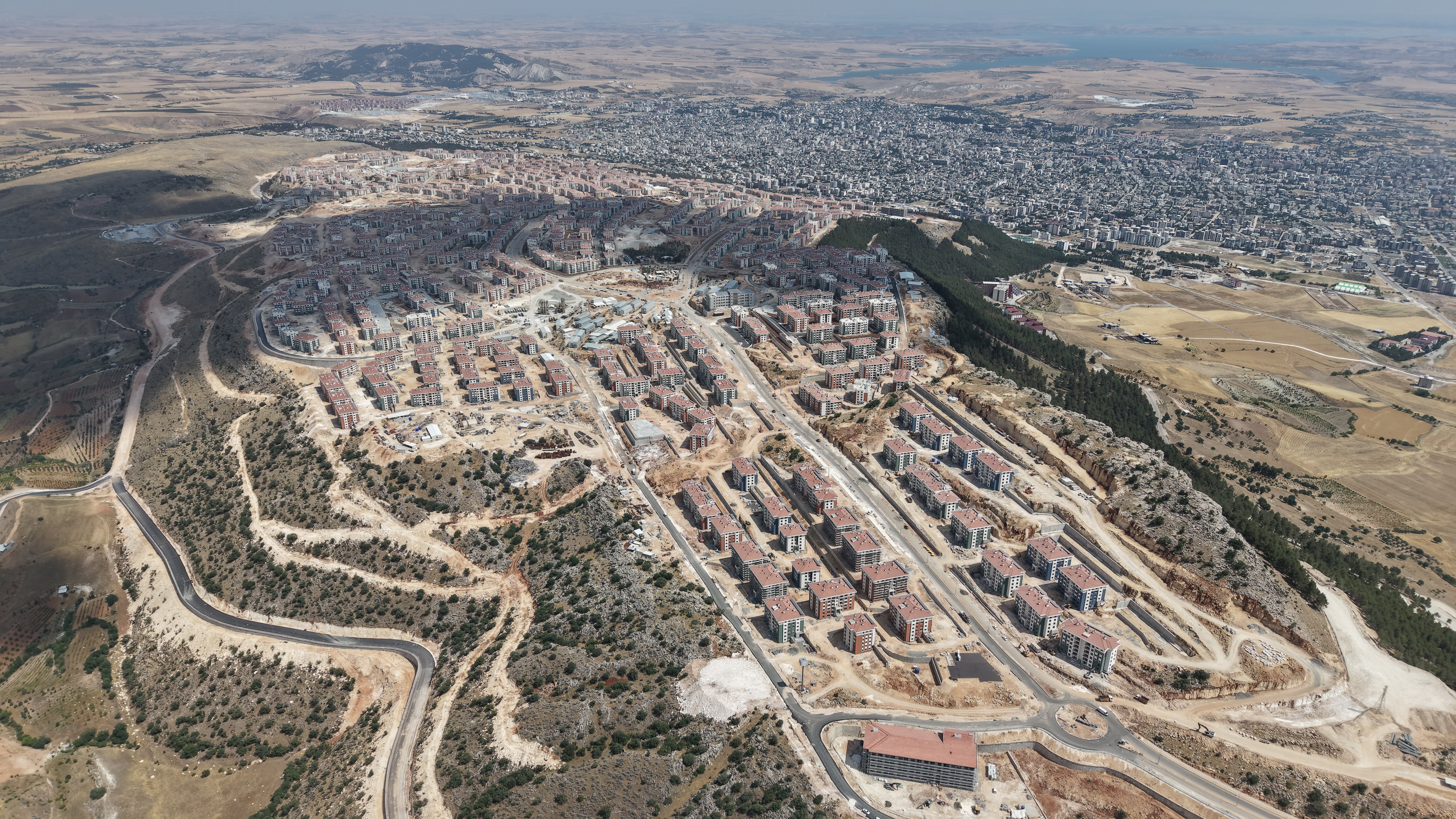 Dışişleri Bakanı Hakan Fidan, depremzedeler