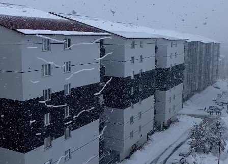 Bitlis'te yoğun kar nedeniyle kapanan