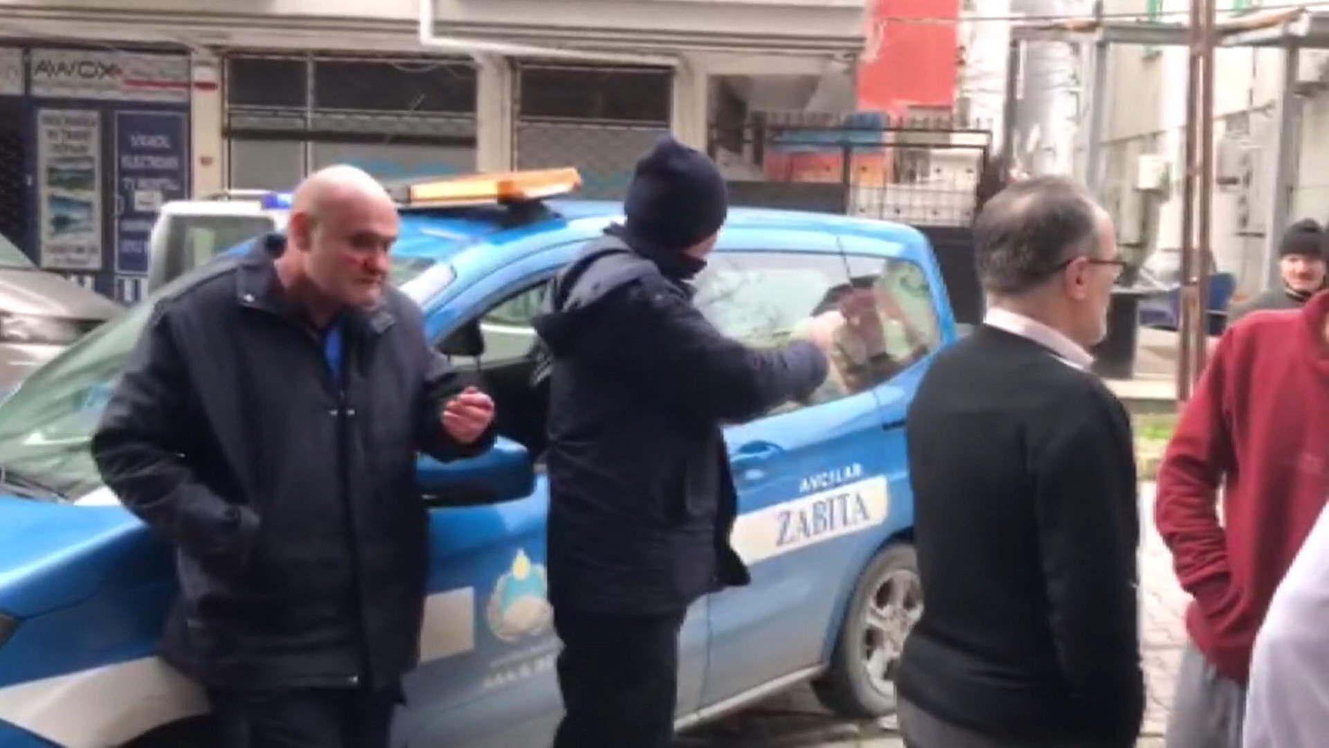 İstanbul Avcılar'da kaldırıma park eden