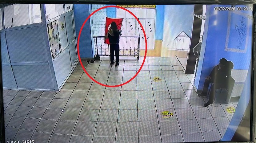 Diyarbakır'da bir öğrenci, katlanmış Türk