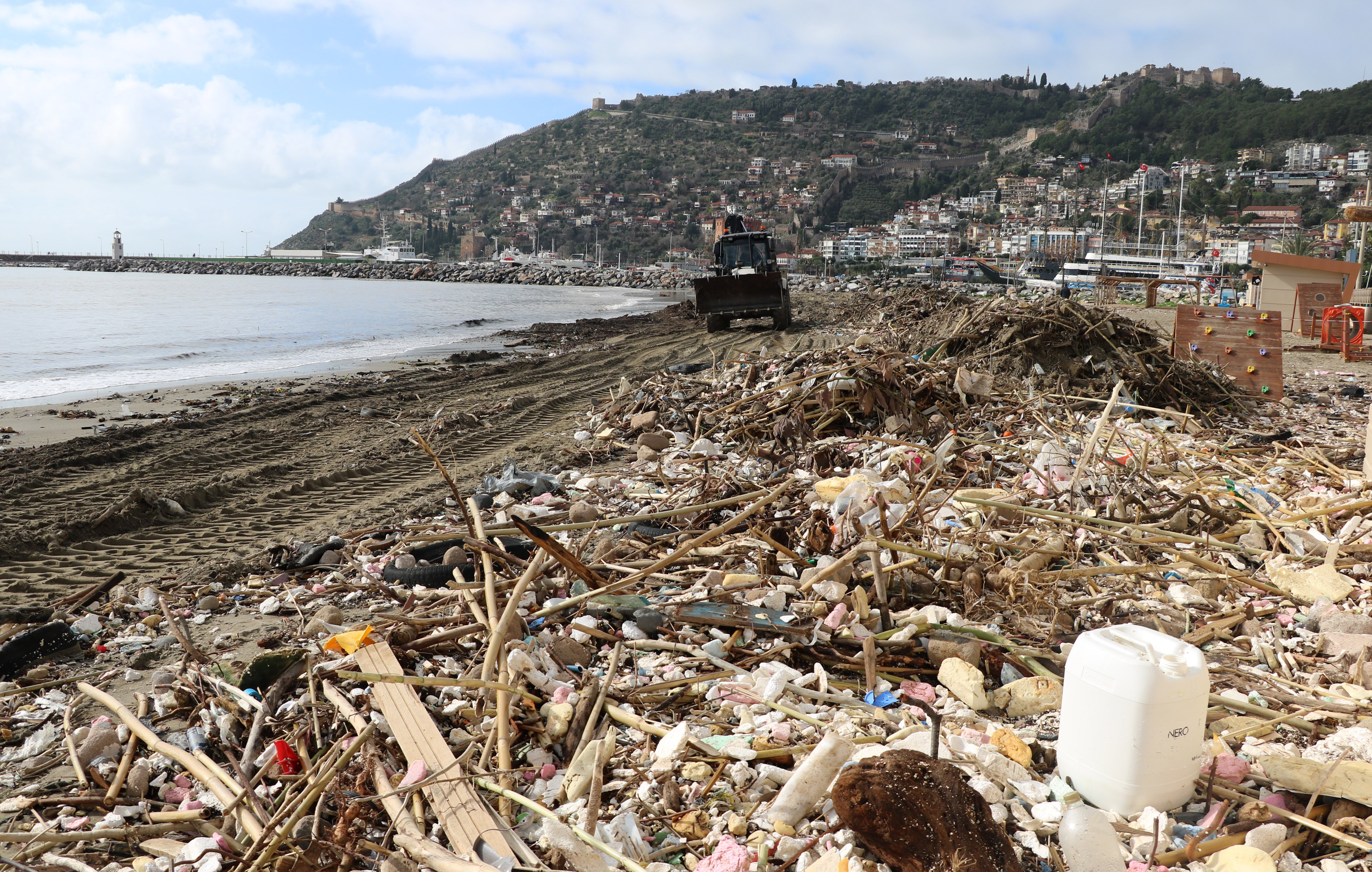 Alanya'da etkili olan şiddetli sağanak,