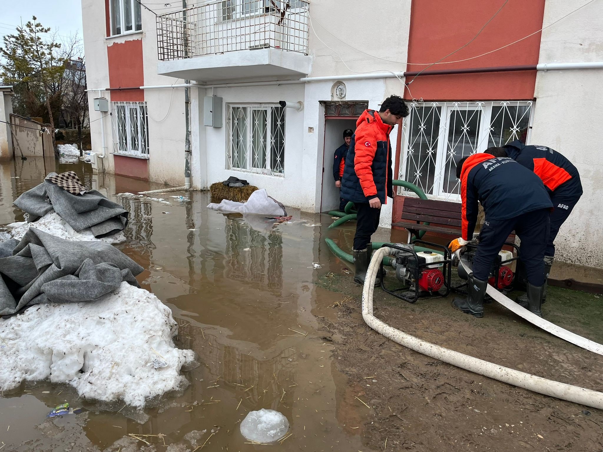 Sivas'ın Yıldızeli ilçesinde eriyen kar