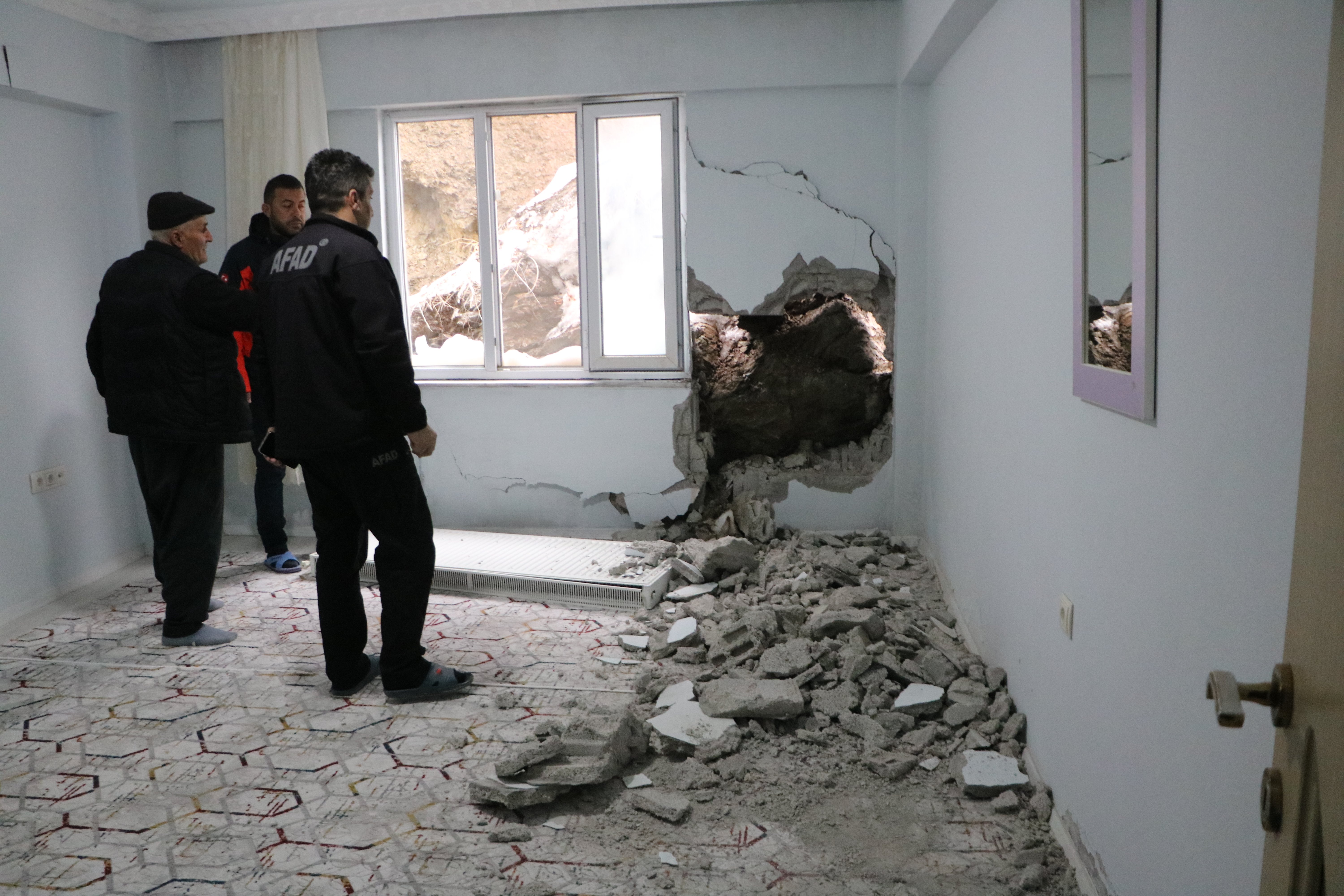 Hakkari'nin Karşıyaka Mahallesi'nde dağdan kopan