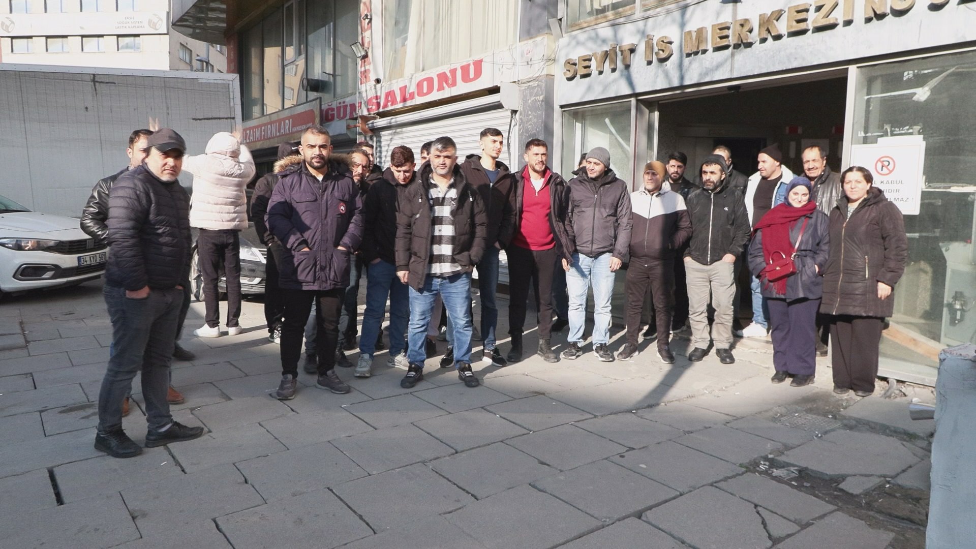 Sultangazi'de bir tekstil atölyesinde çalışan