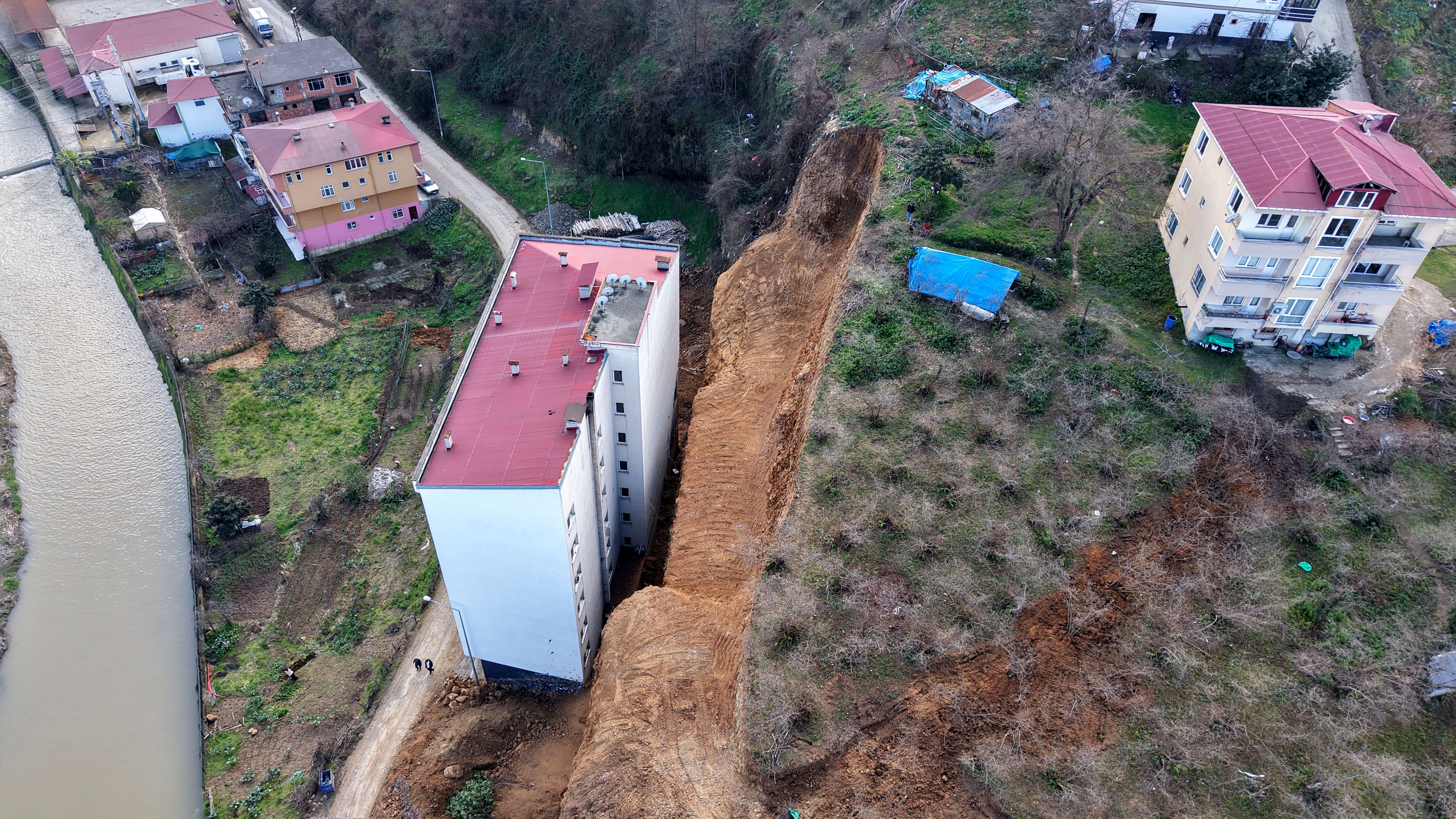 Heyelan nedeniyle mühürlenen apartmanda mühür