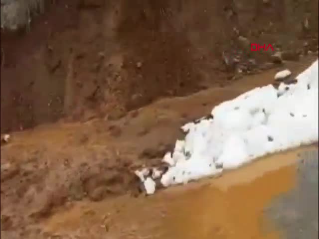 Bitlis'in Hizan ilçesinde heyelan