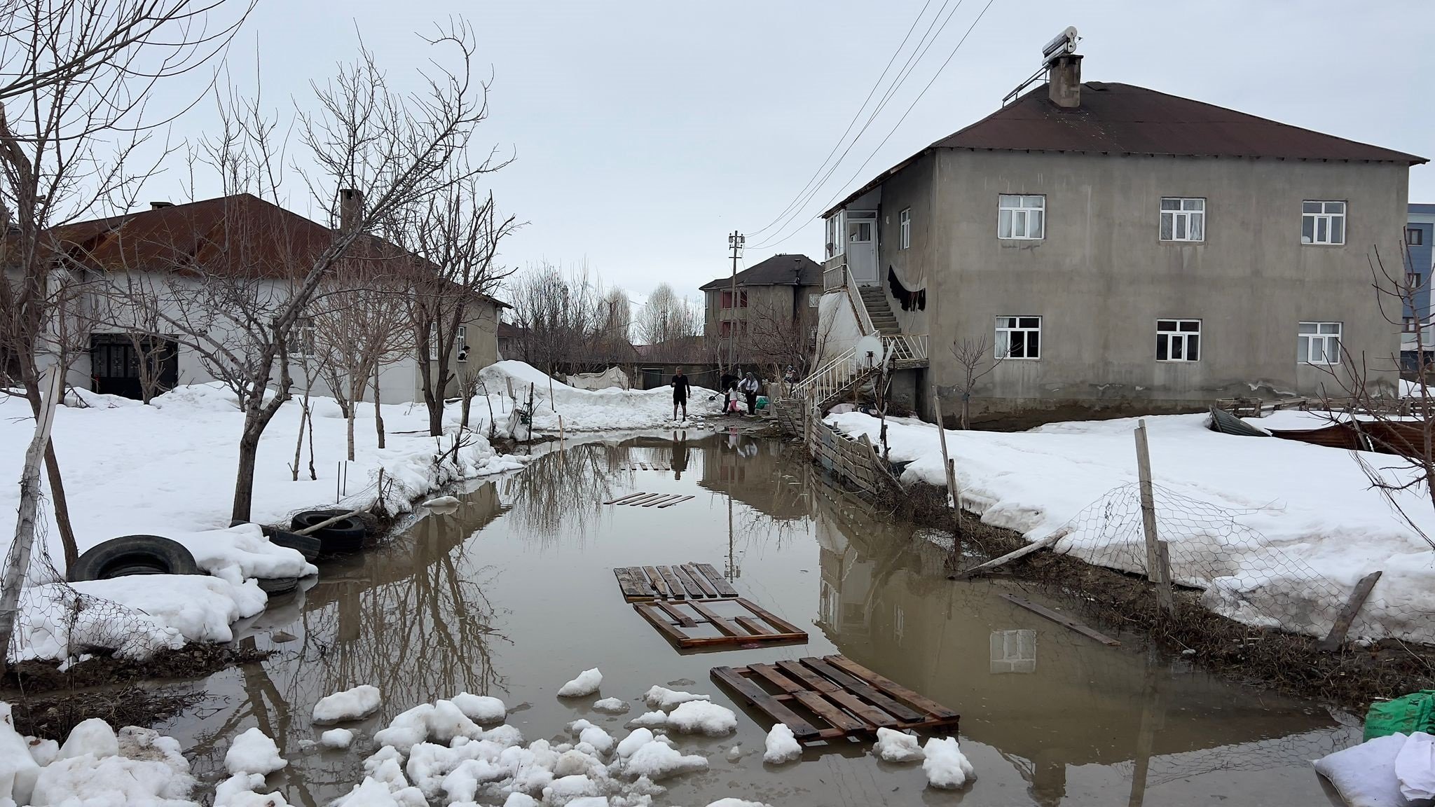 Hakkari'nin Yüksekova ilçesinde eriyen kar