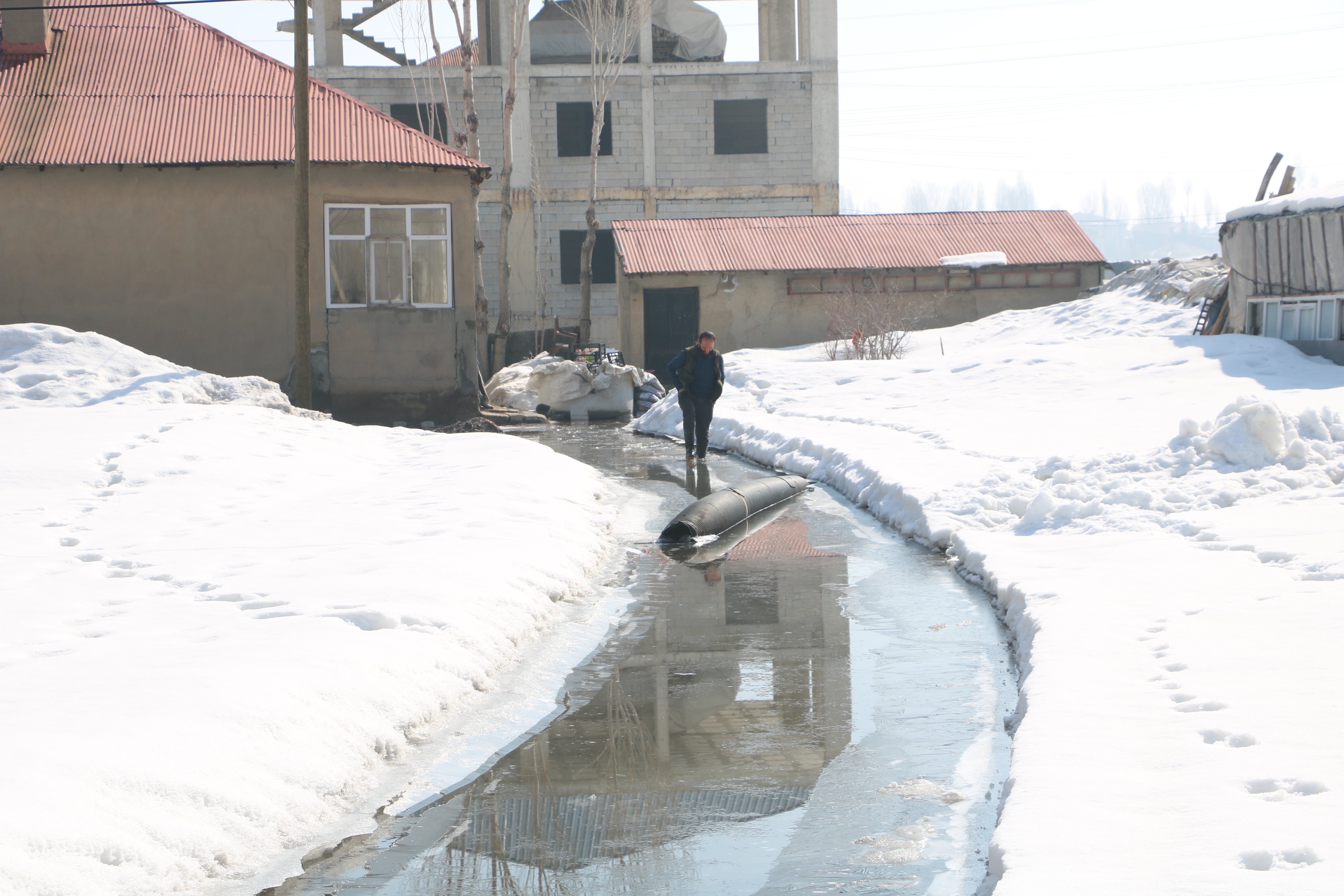 Hakkari'nin Yüksekova ilçesinde sağanak yağmur