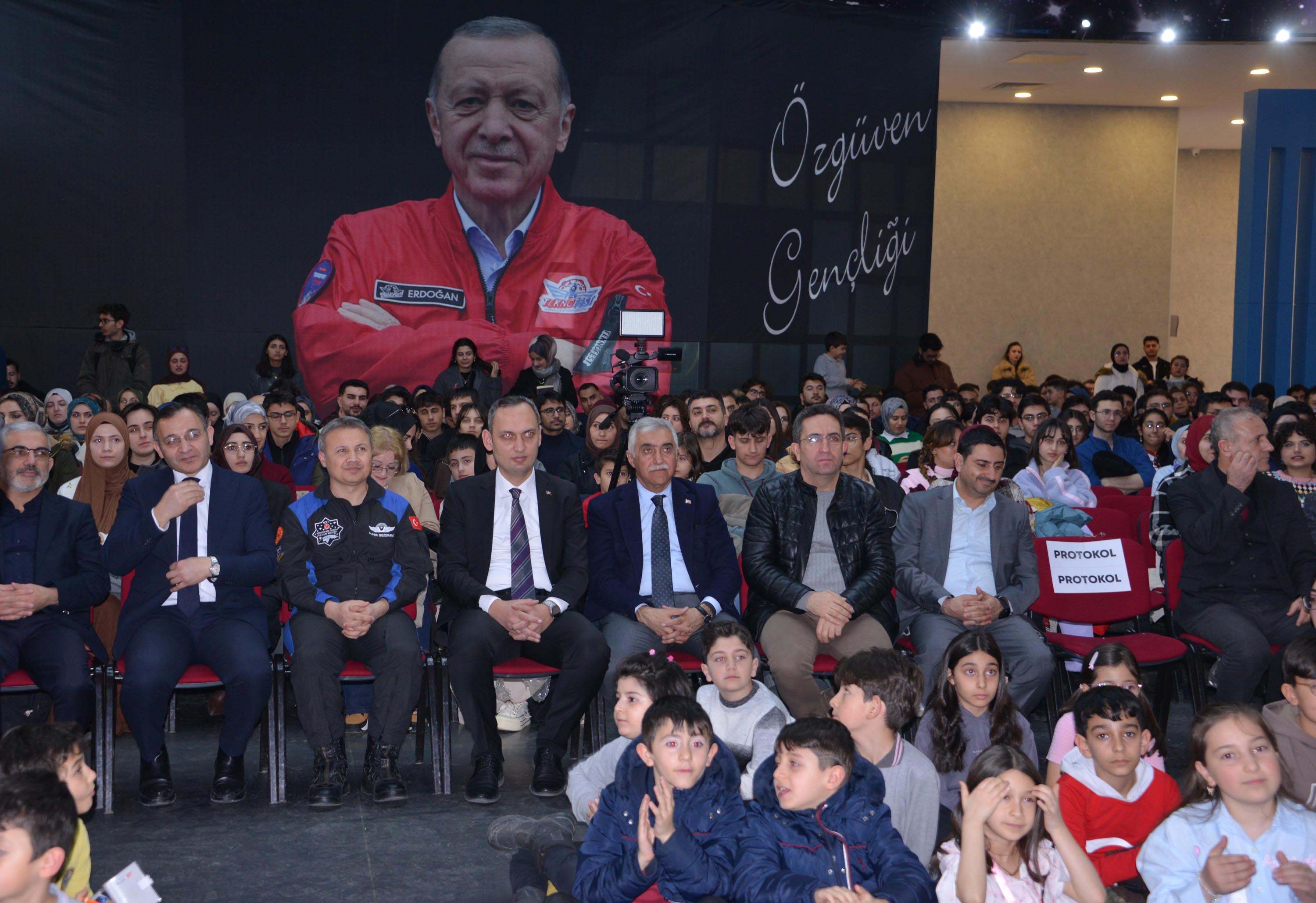 Türkiye'nin ilk astronotu Alper Gezeravcı,