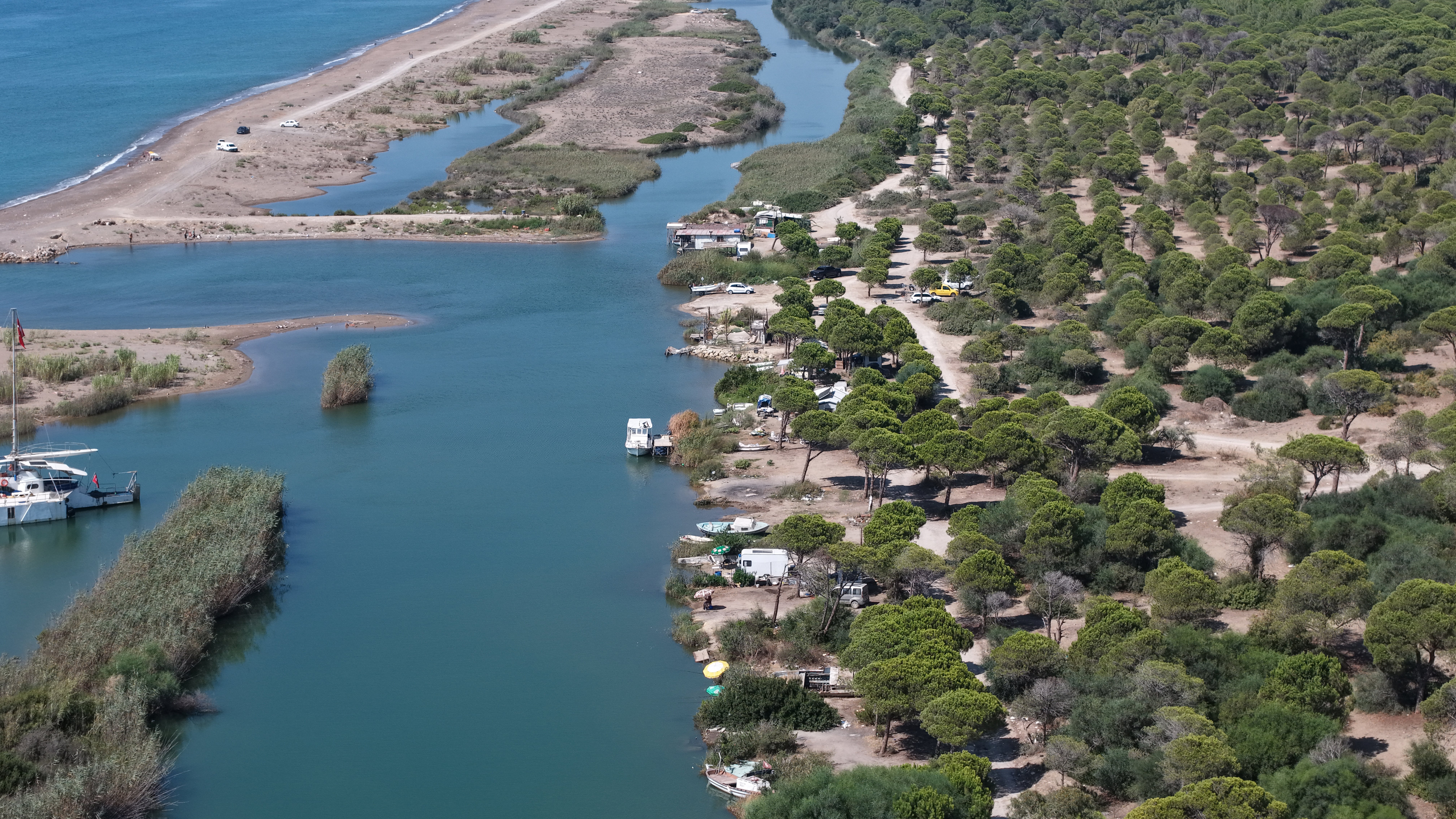 Antalya Aksu'da Kumköy sahilindeki kaçak