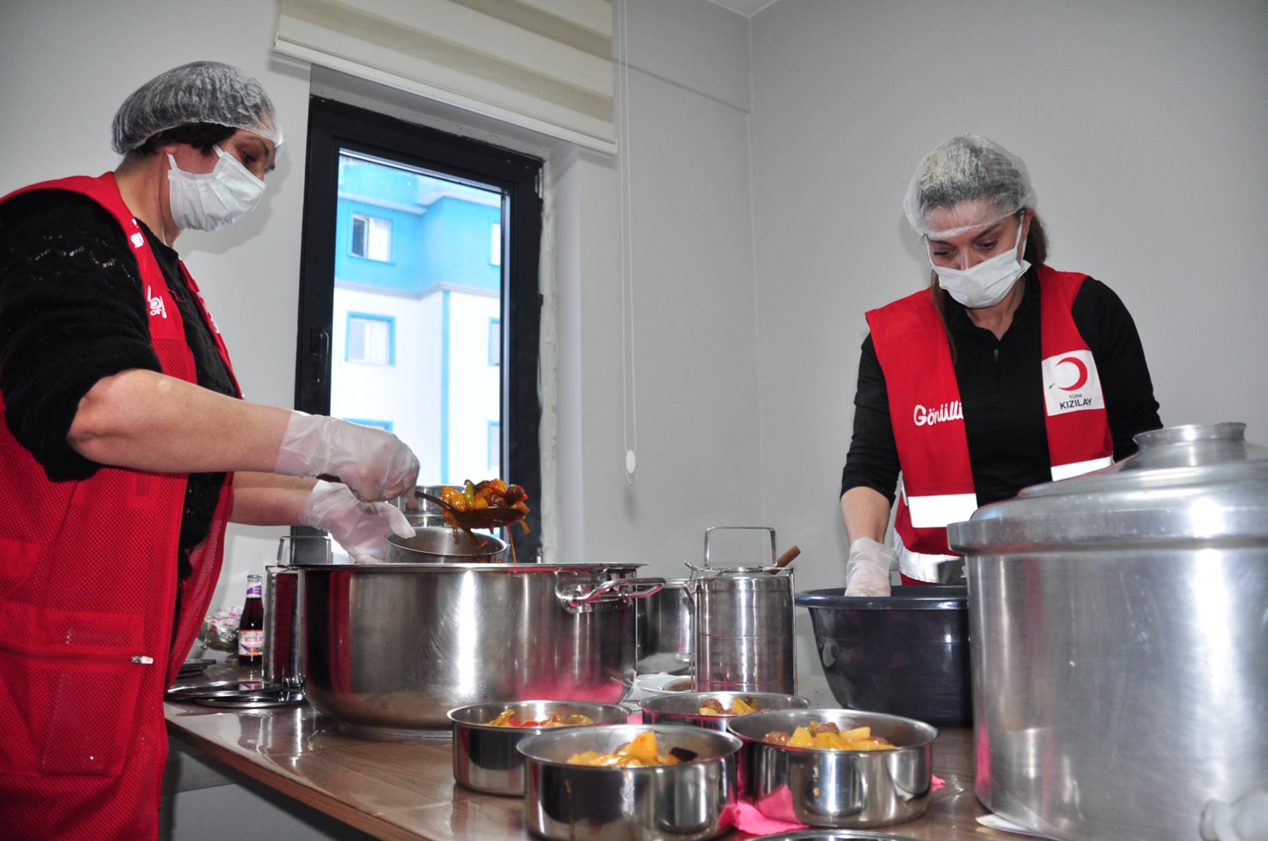 Kars'ta Türk Kızılay gönüllü kadınları,