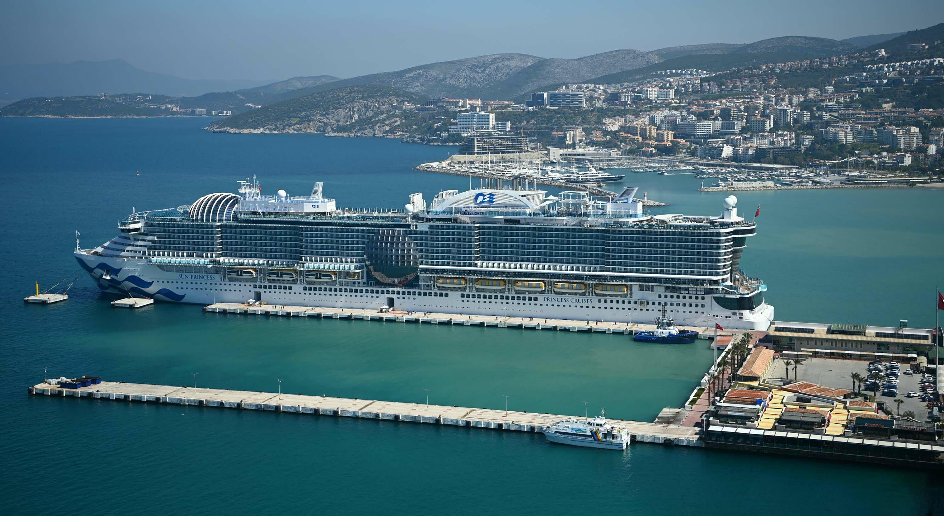 Kuşadası, 2026'nın ilk kruvaziyer seferiyle