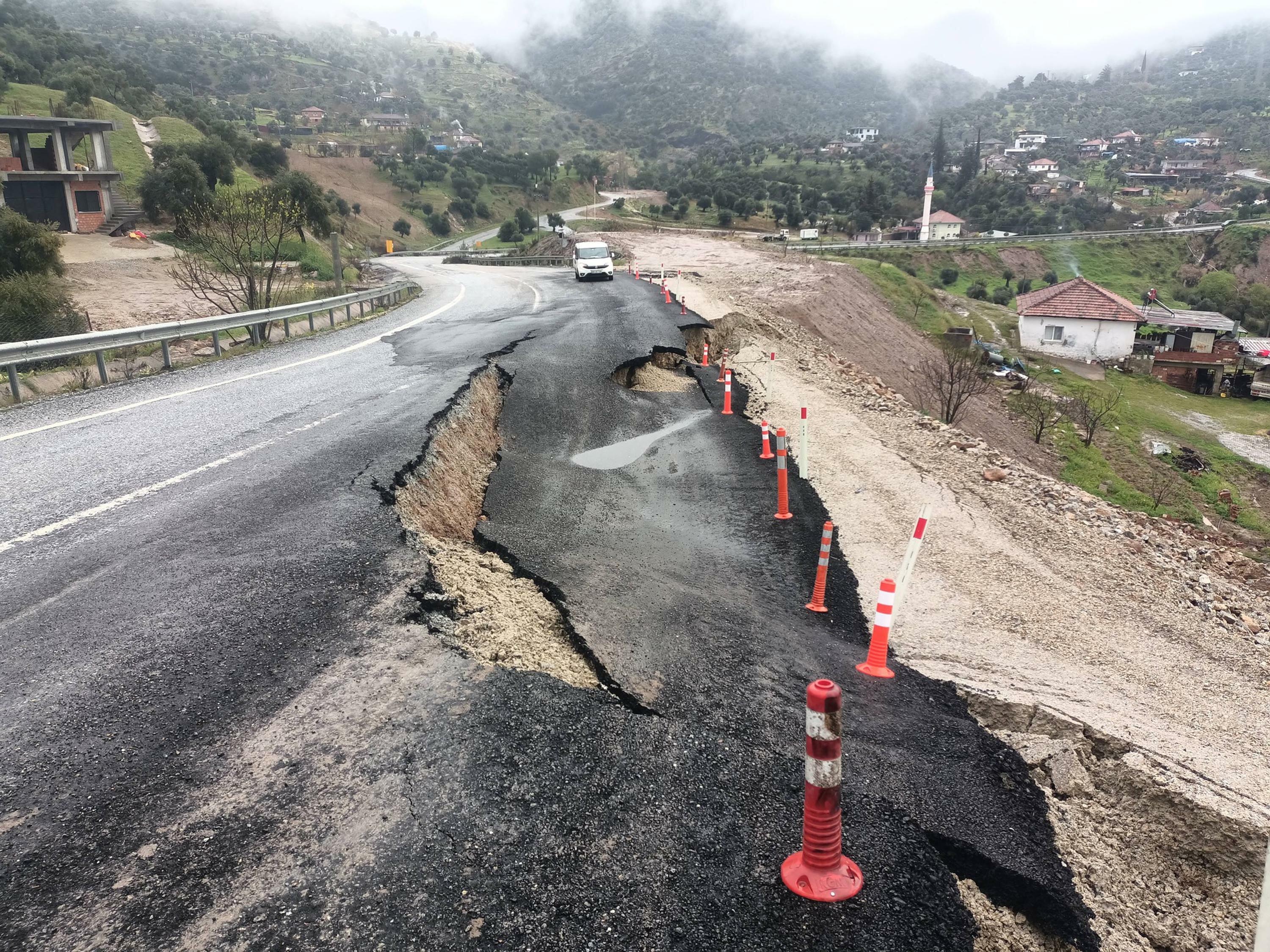 Aydın'ın İncirliova ilçesinde, İzmir-Tire bağlantı