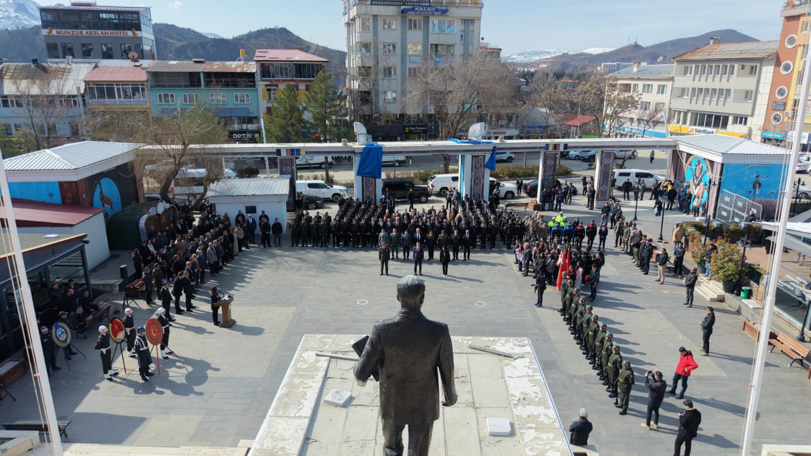 Tunceli Cumhuriyet Meydanı, 1996'daki canlı