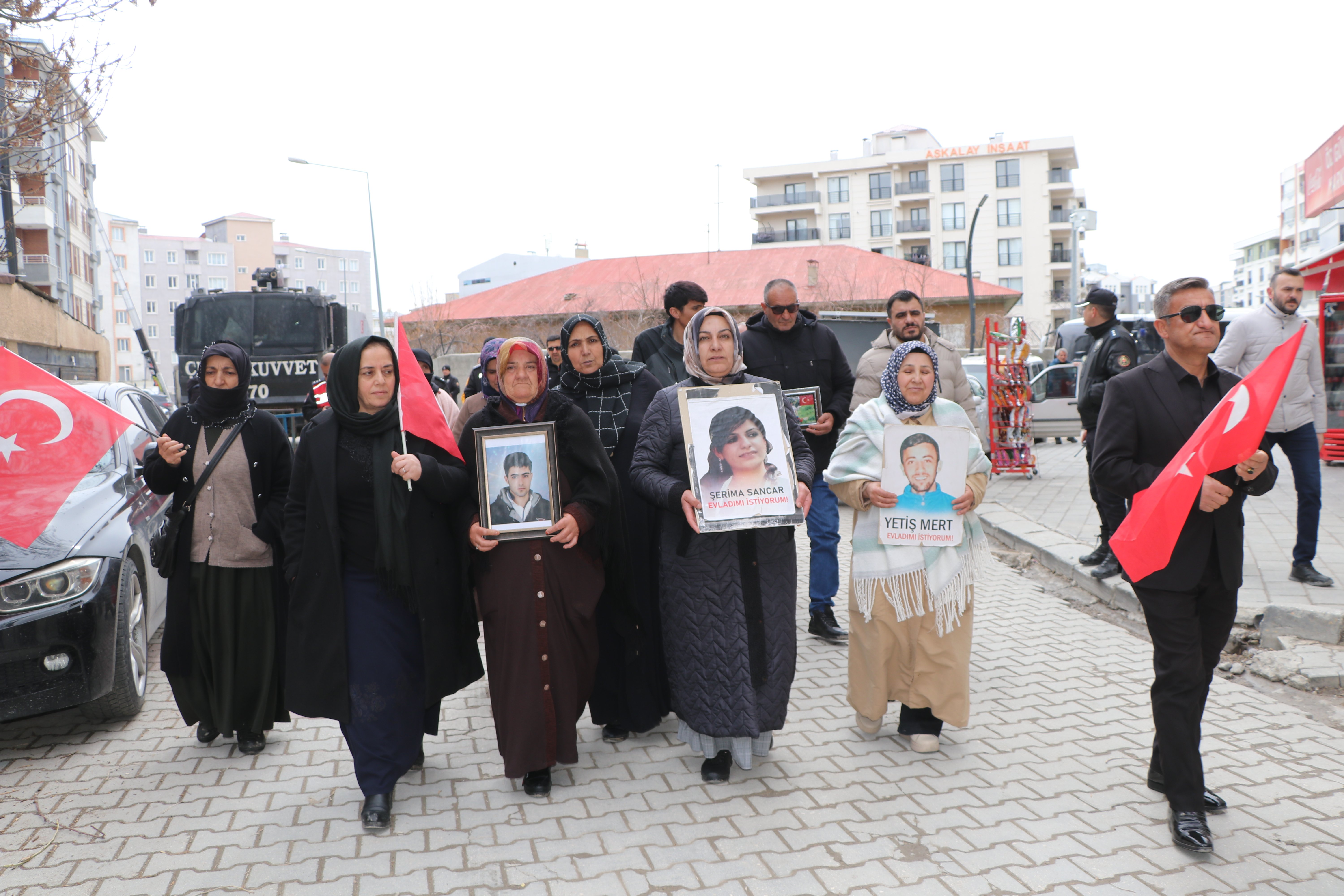 Van'da PKK tarafından kaçırılan çocuklarının