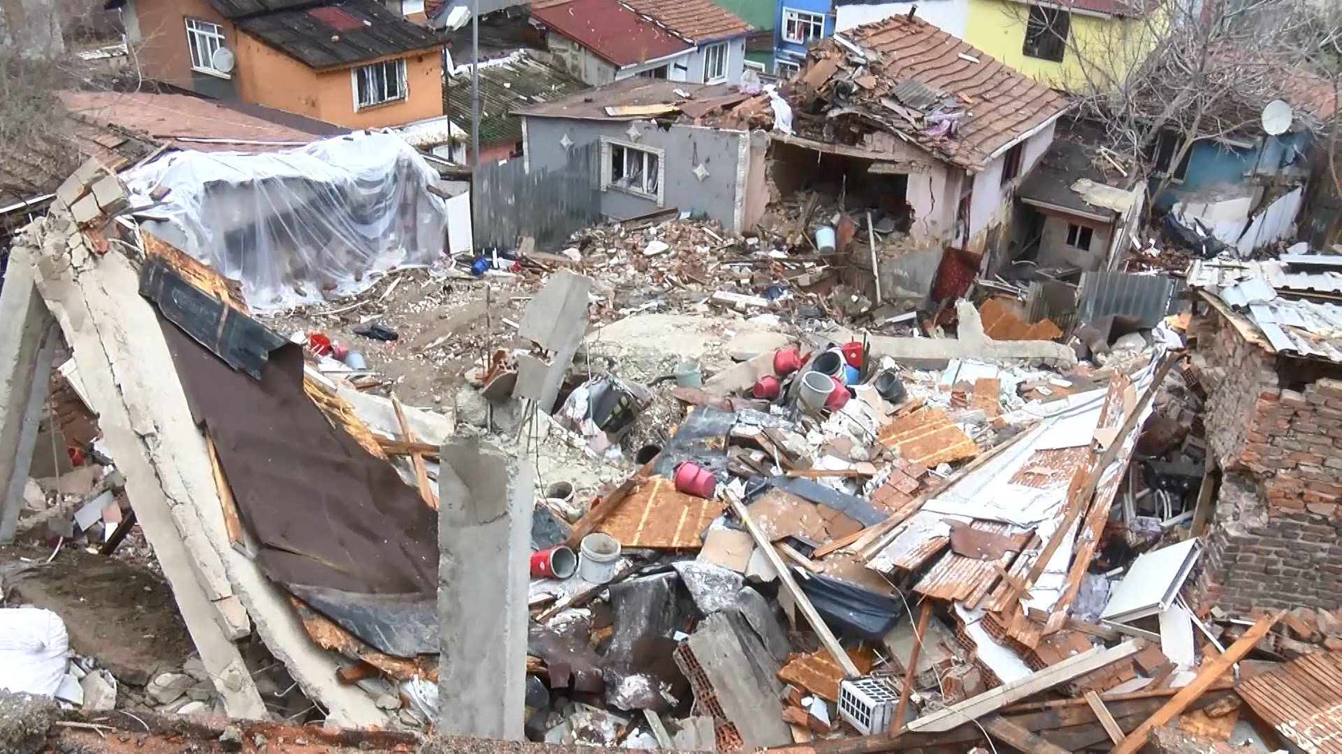 Fatih'teki patlamada çöken binaların ardından