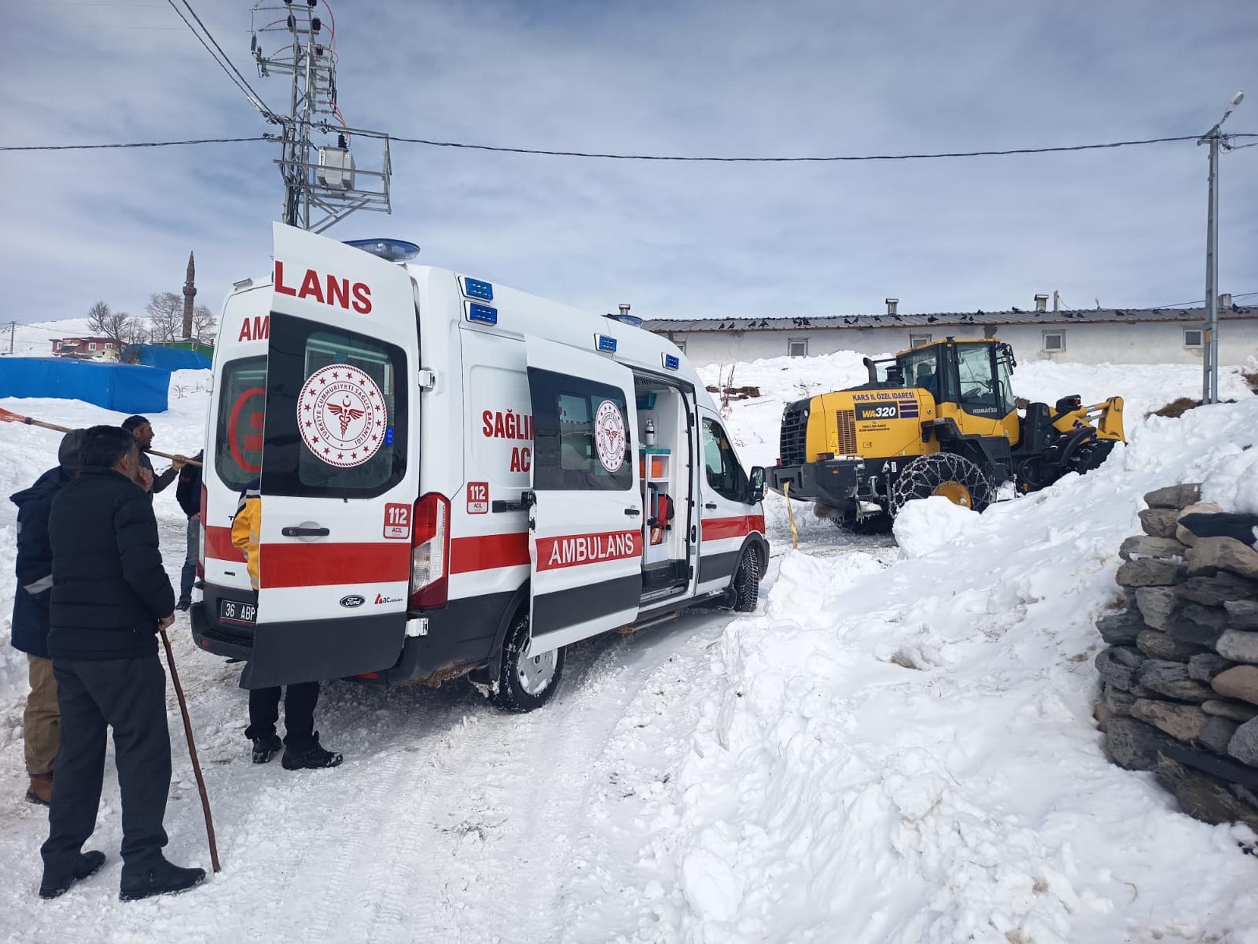 Kars'ın Akdere köyünde kar nedeniyle