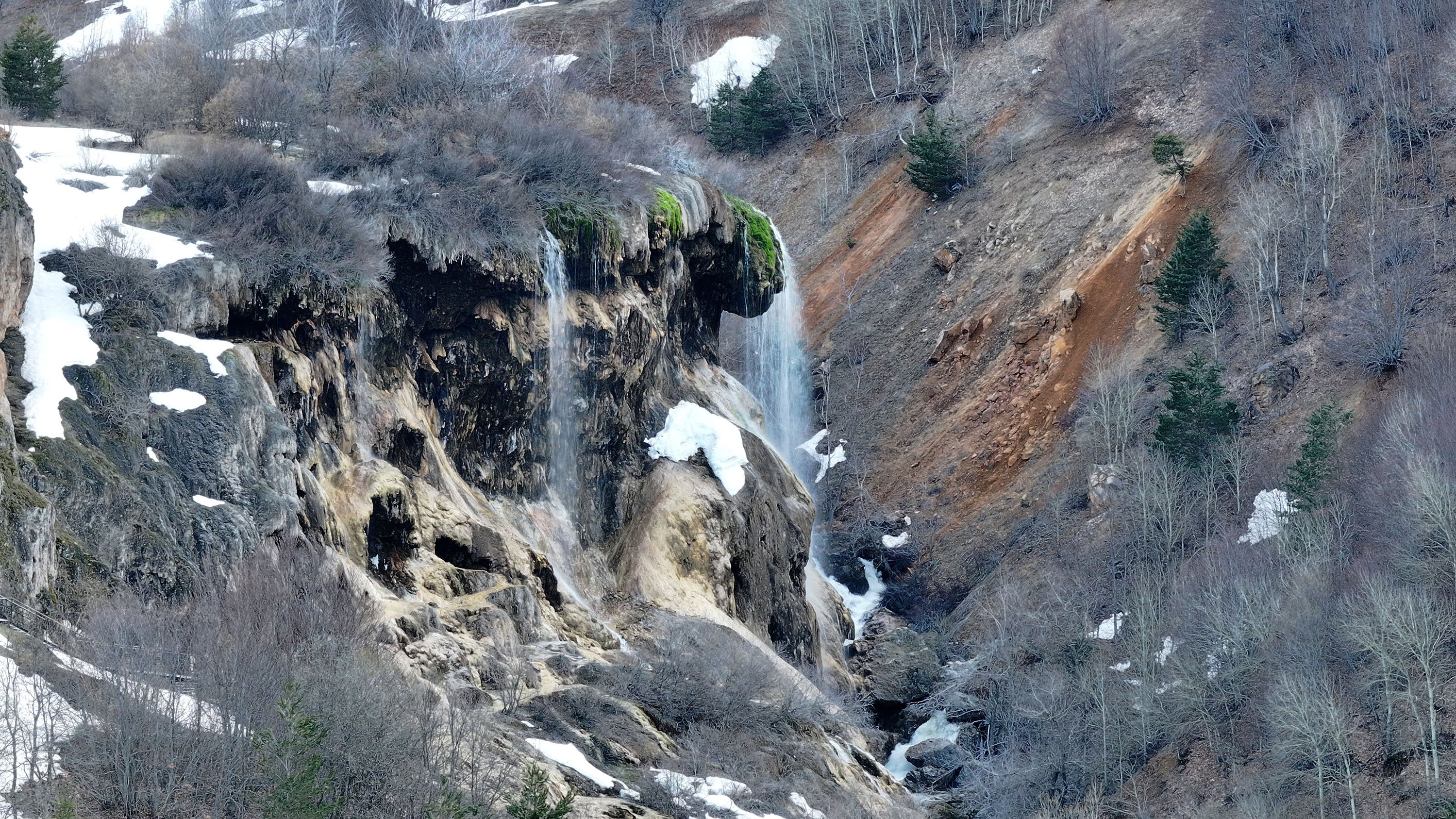 Sivas'ın Doğanşar ilçesindeki Dipsizgöl Şelalesi,
