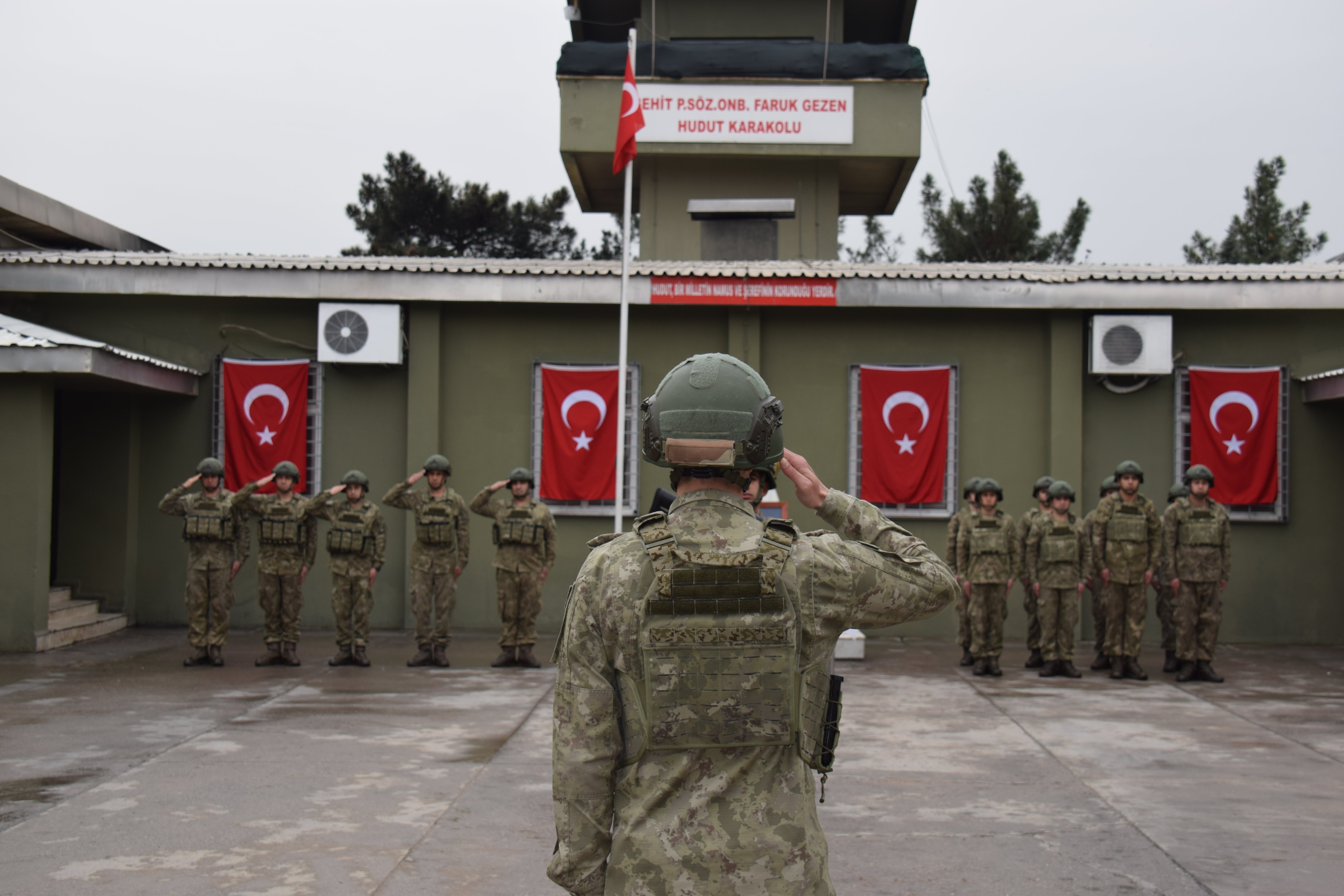 Mardin Nusaybin'deki sınır karakolunda Mehmetçik,