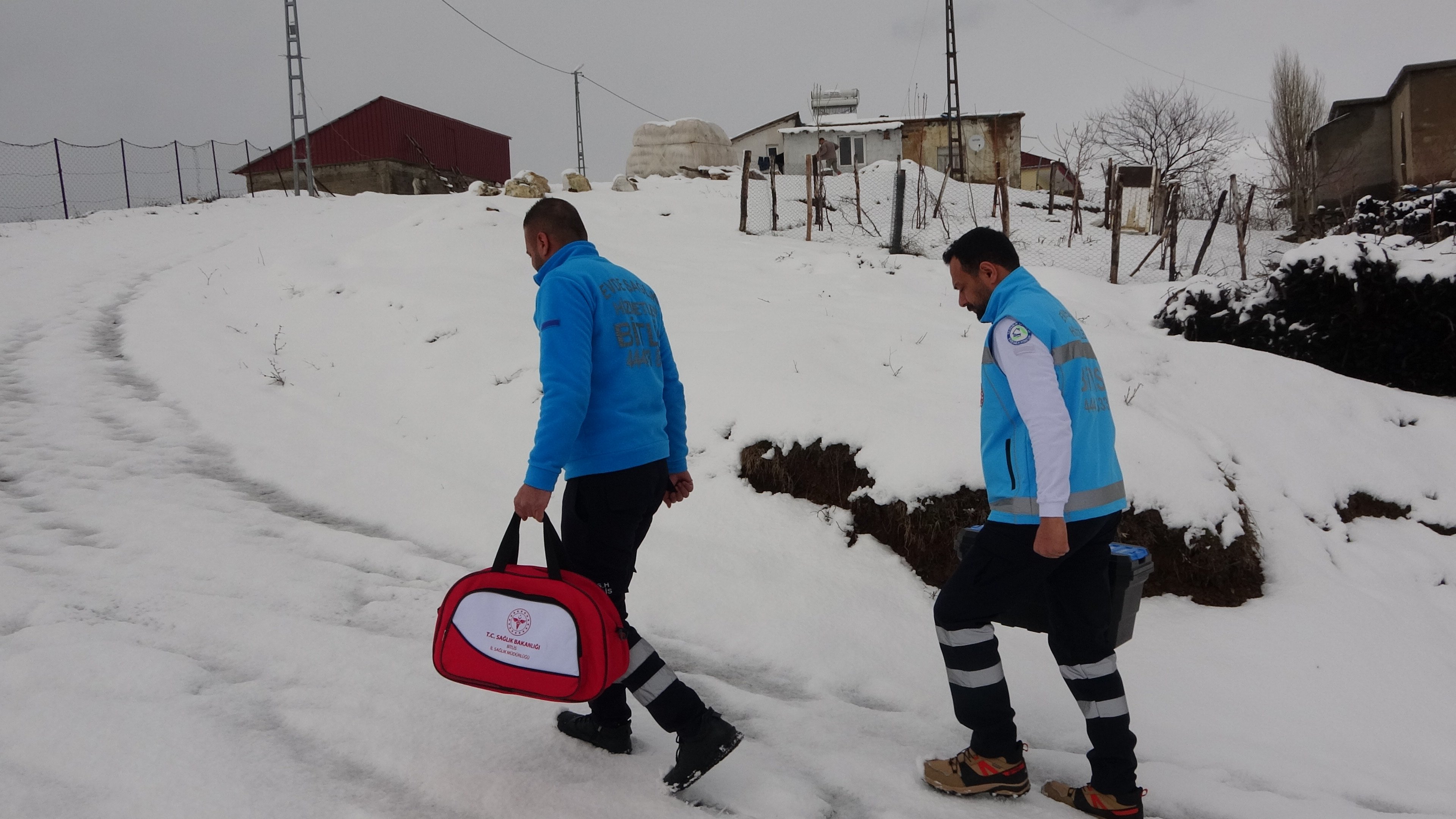 Bitlis'te sağlık ekipleri, karlı havada