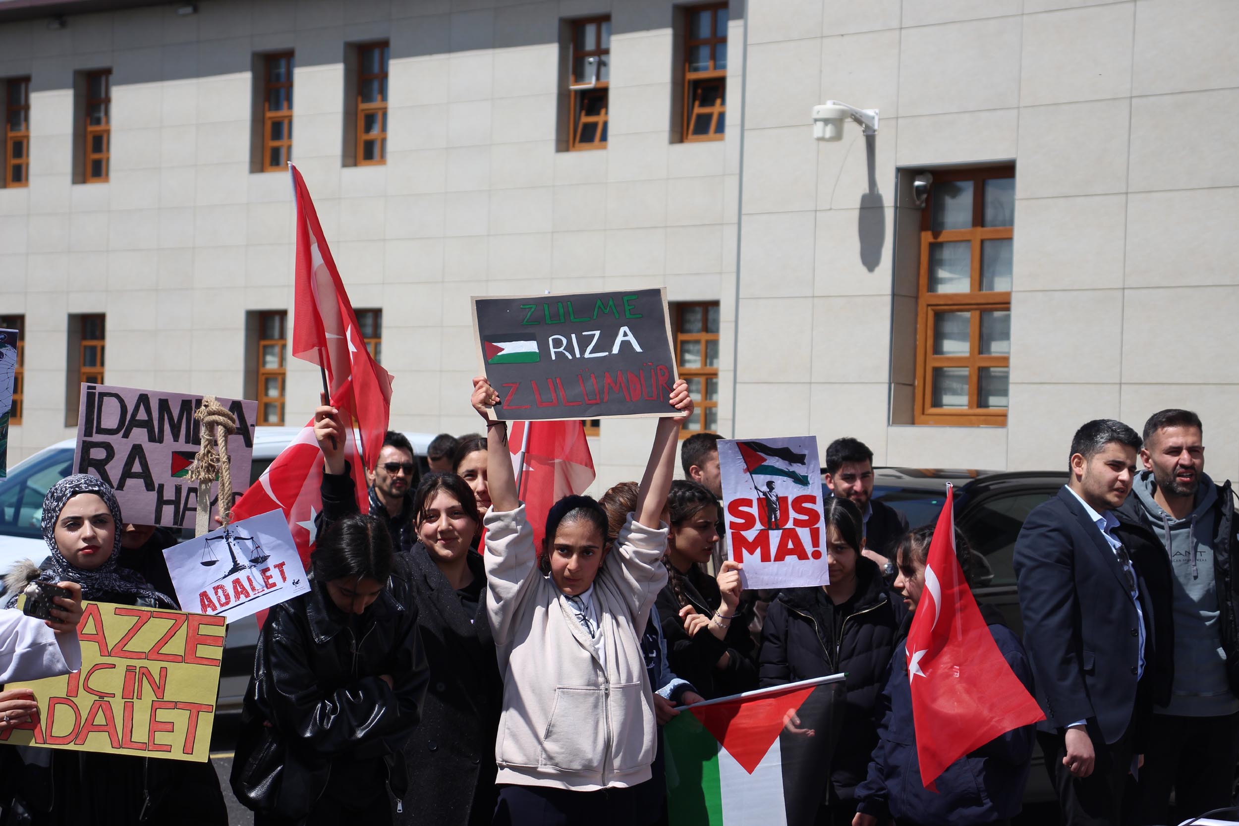 Ağrı İbrahim Çeçen Üniversitesi'nde akademisyen,