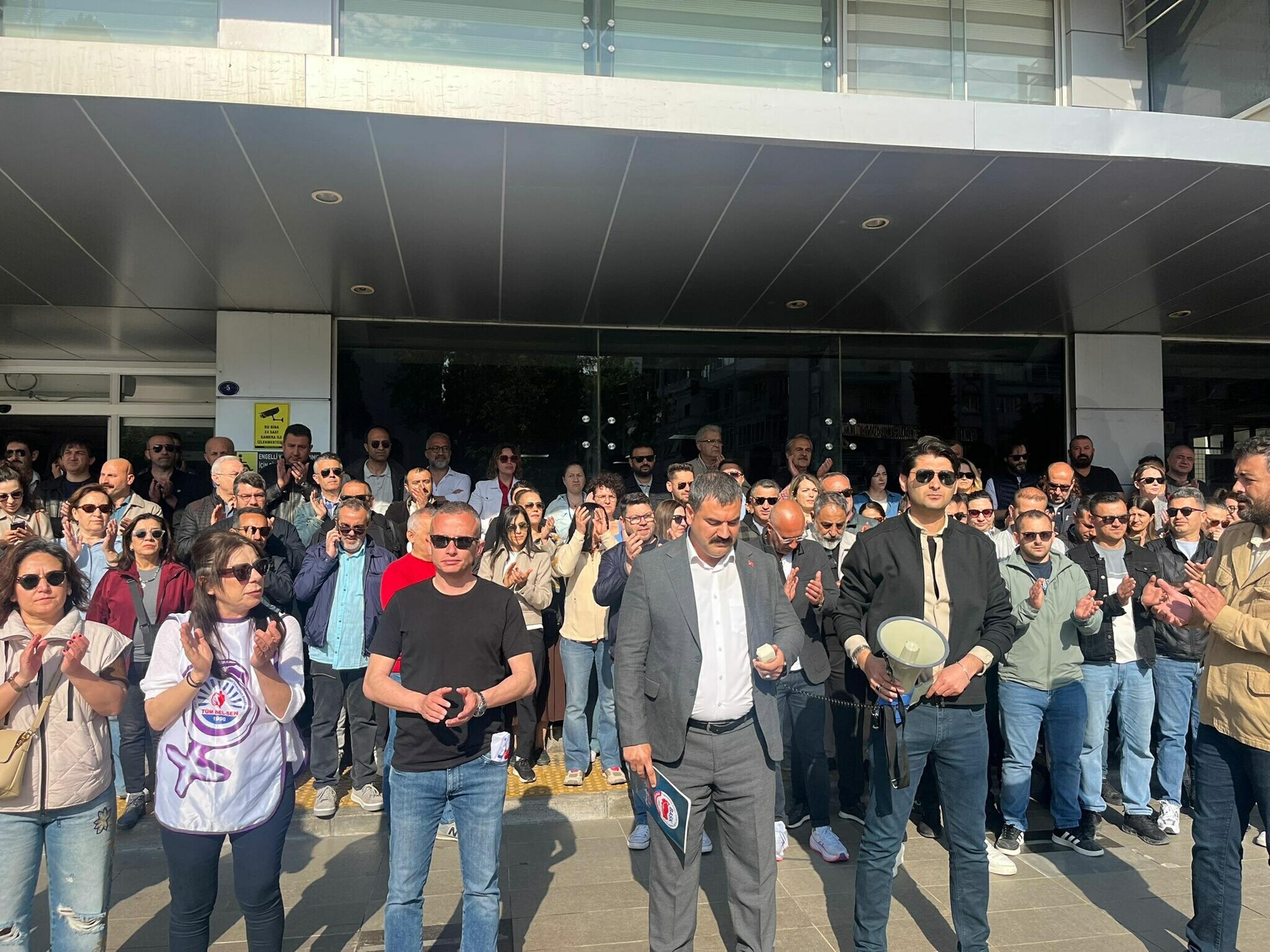 Karşıyaka Belediyesi'nde memurlar, ödenmeyen sosyal