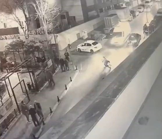 Fatih'te ambulans ile motosikletin çarpıştığı