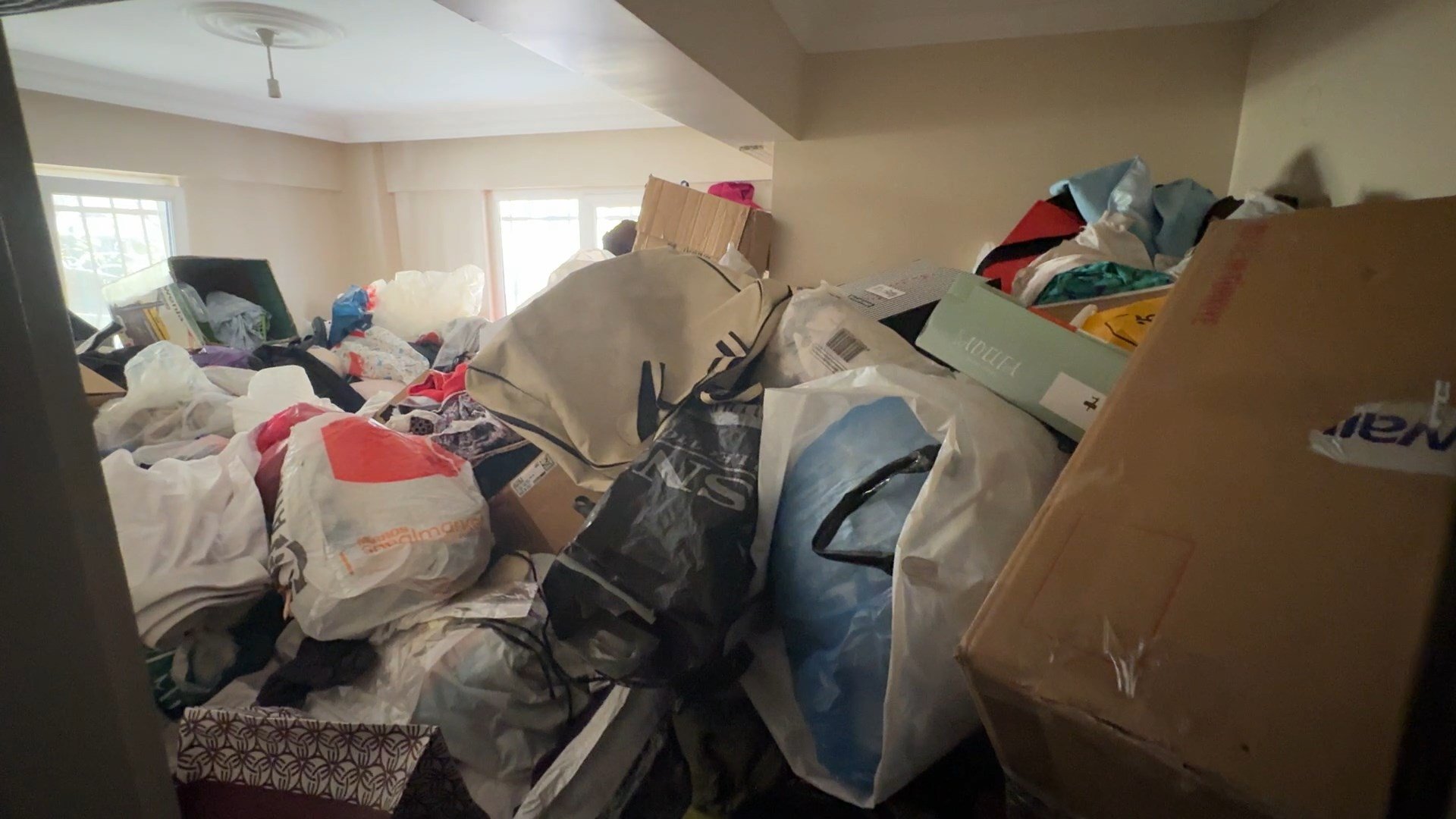 Avcılar'da iki dairesini çöplüğe çeviren