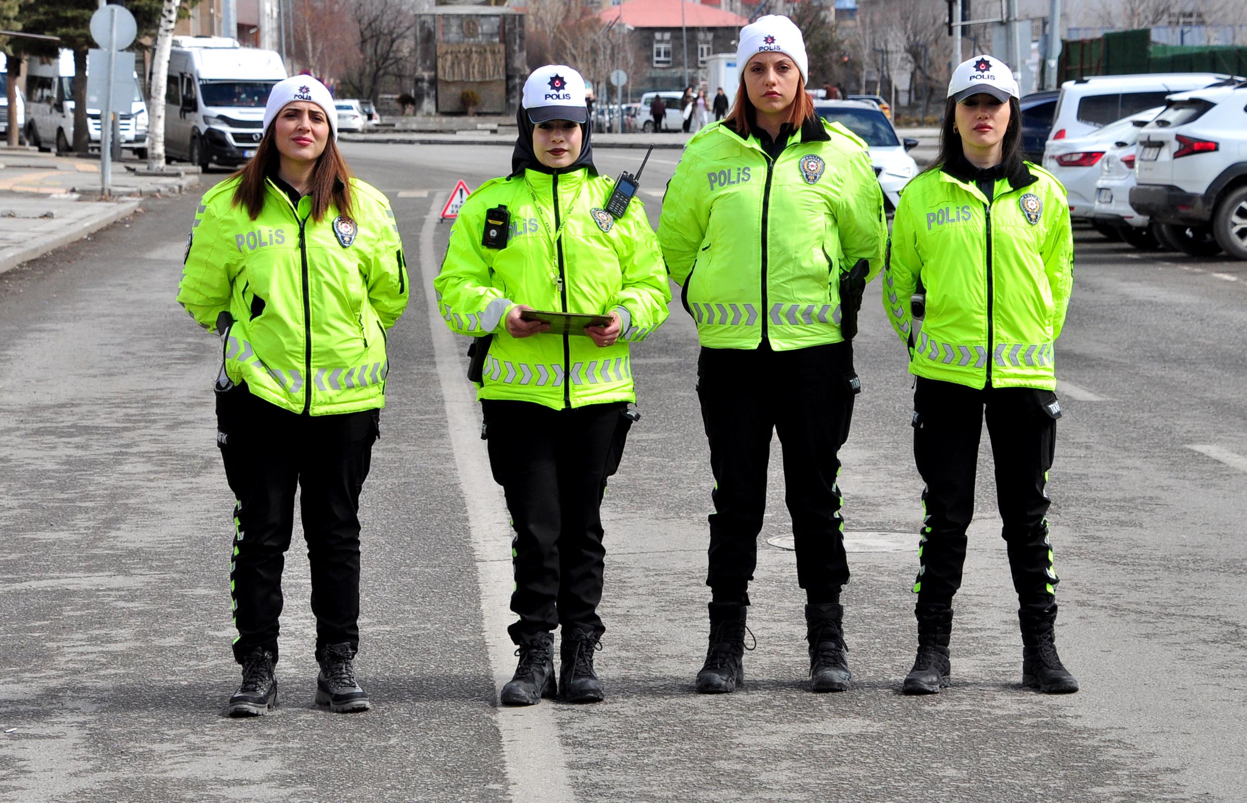 Kars Emniyet Müdürlüğü'nde görevli kadın