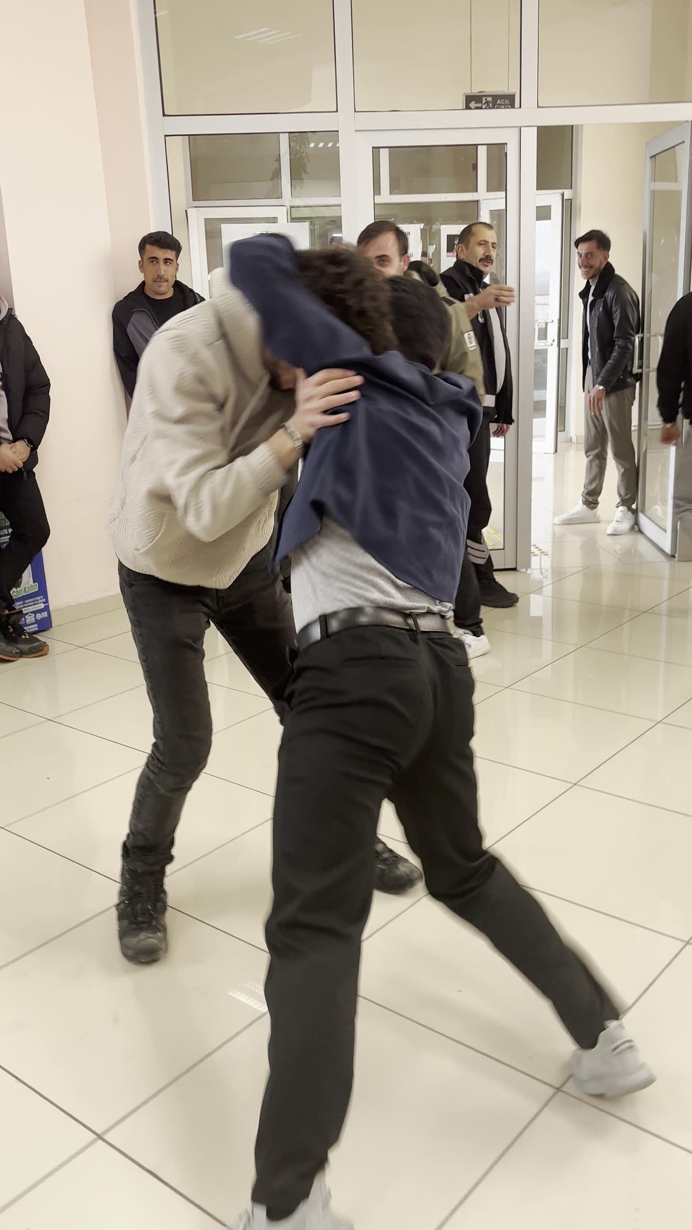 Erzurum Teknik Üniversitesi öğrencileri, Polis