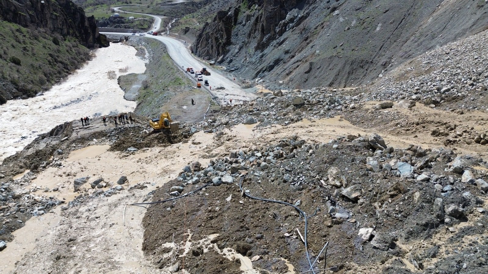 Hakkari-Van karayolunda meydana gelen heyelanlar