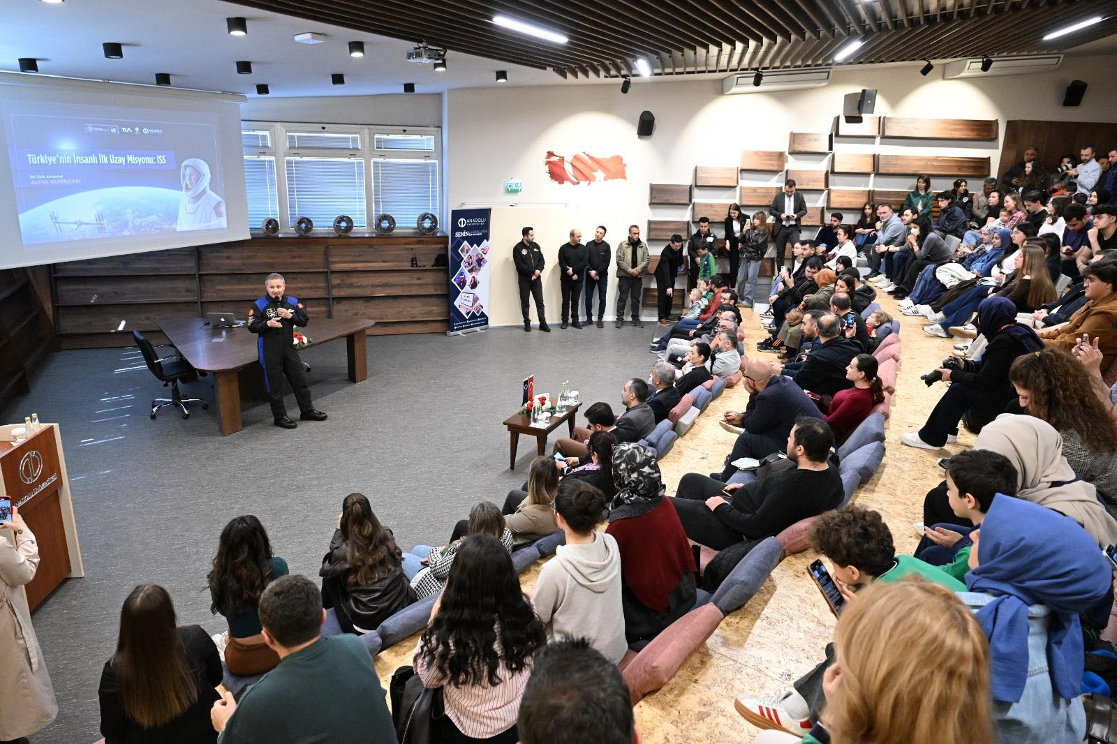 Türkiye'nin ilk astronotu Alper Gezeravcı,