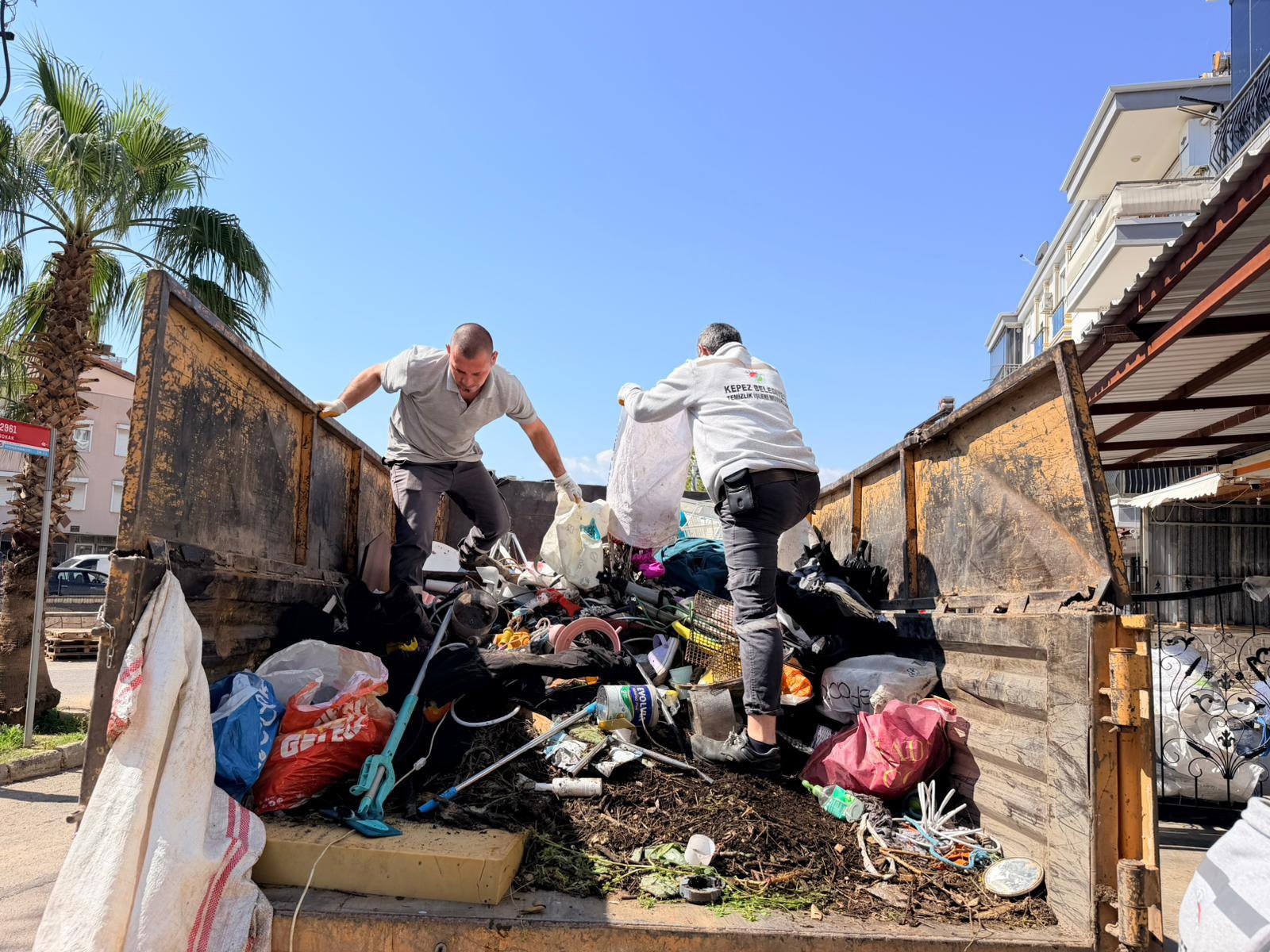 Antalya Kepez'de bir evin bahçesinden
