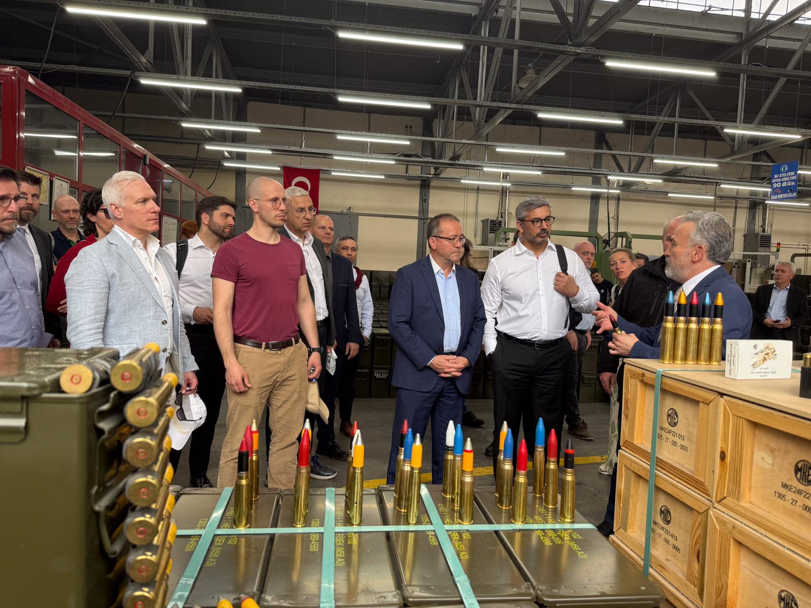 19 ülkeden NATO temsilcileri, Milli