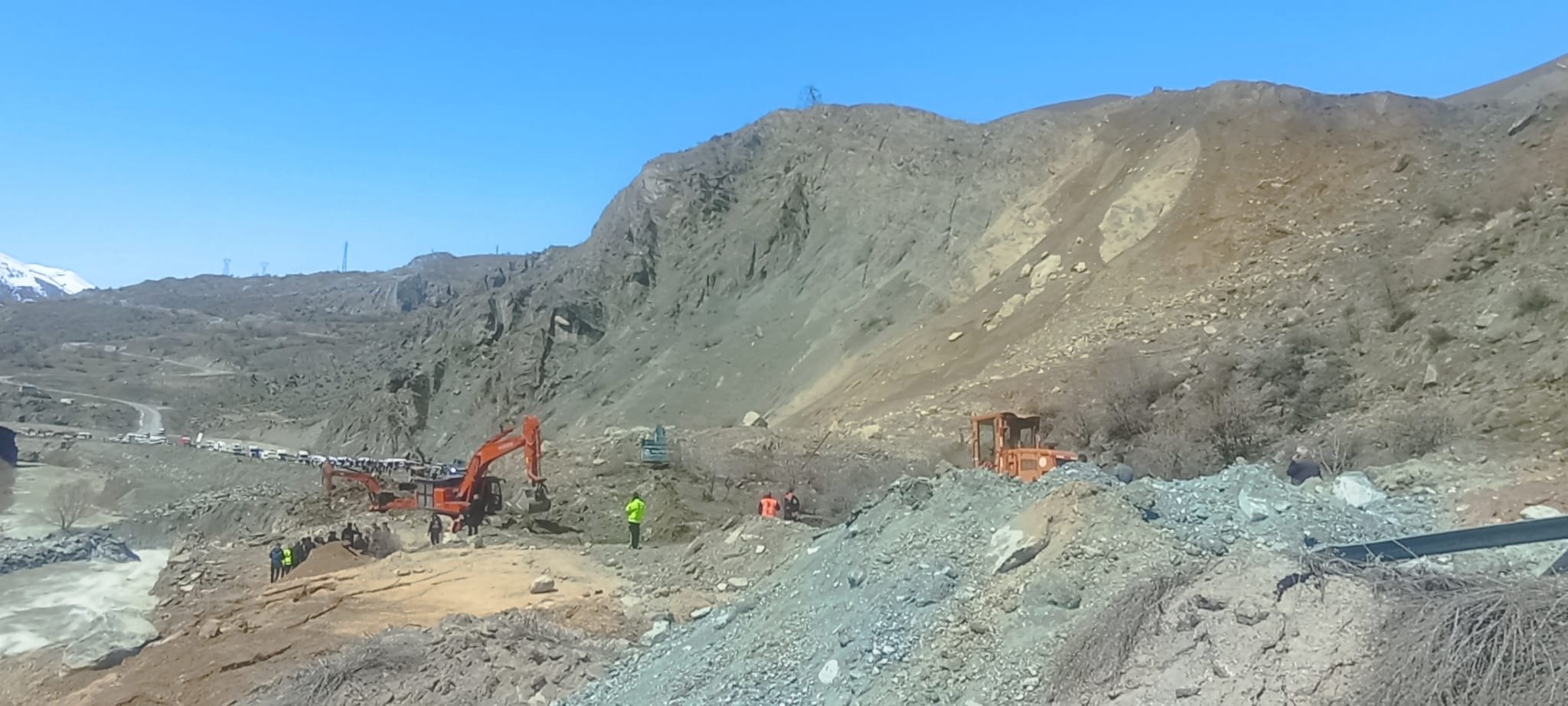 Hakkari-Van karayolunda yaşanan heyelan nedeniyle