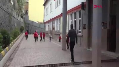 Trabzon’da Boztepe İlkokulu öğrencileri, okul