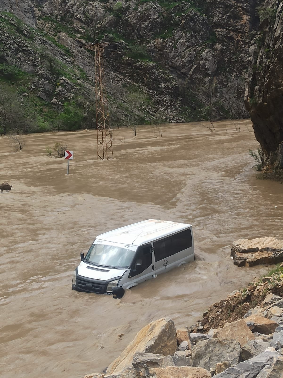 Hakkari'de sağanak yağış sonrası taşan
