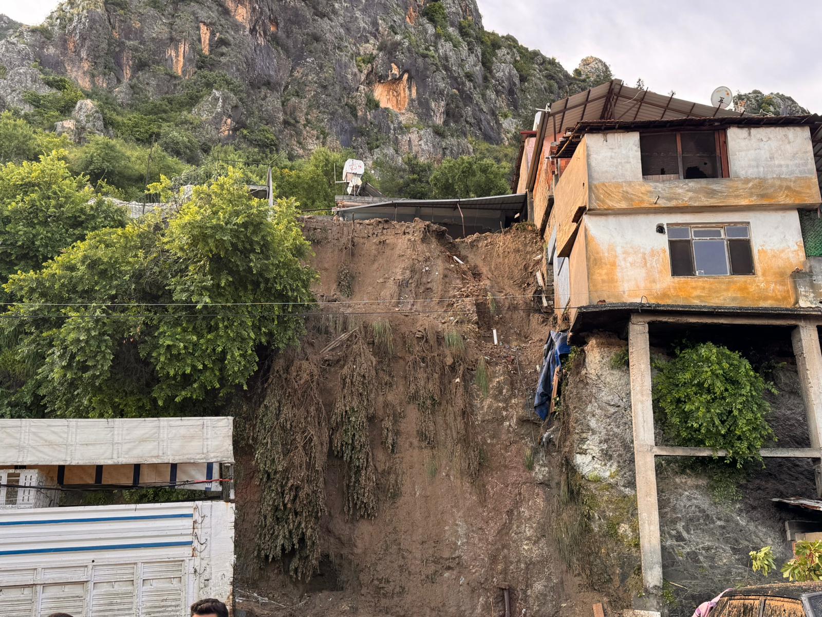 Hatay'da etkili olan şiddetli sağanak