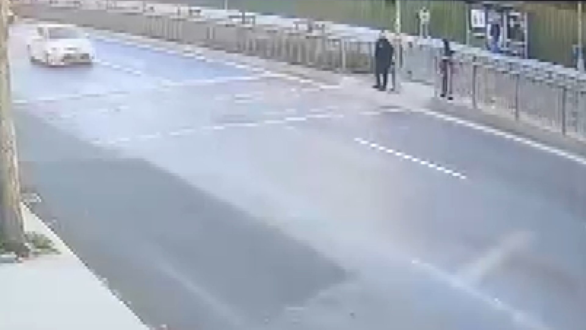 Küçükçekmece'de otobüs bekleyen inşaat mühendisi