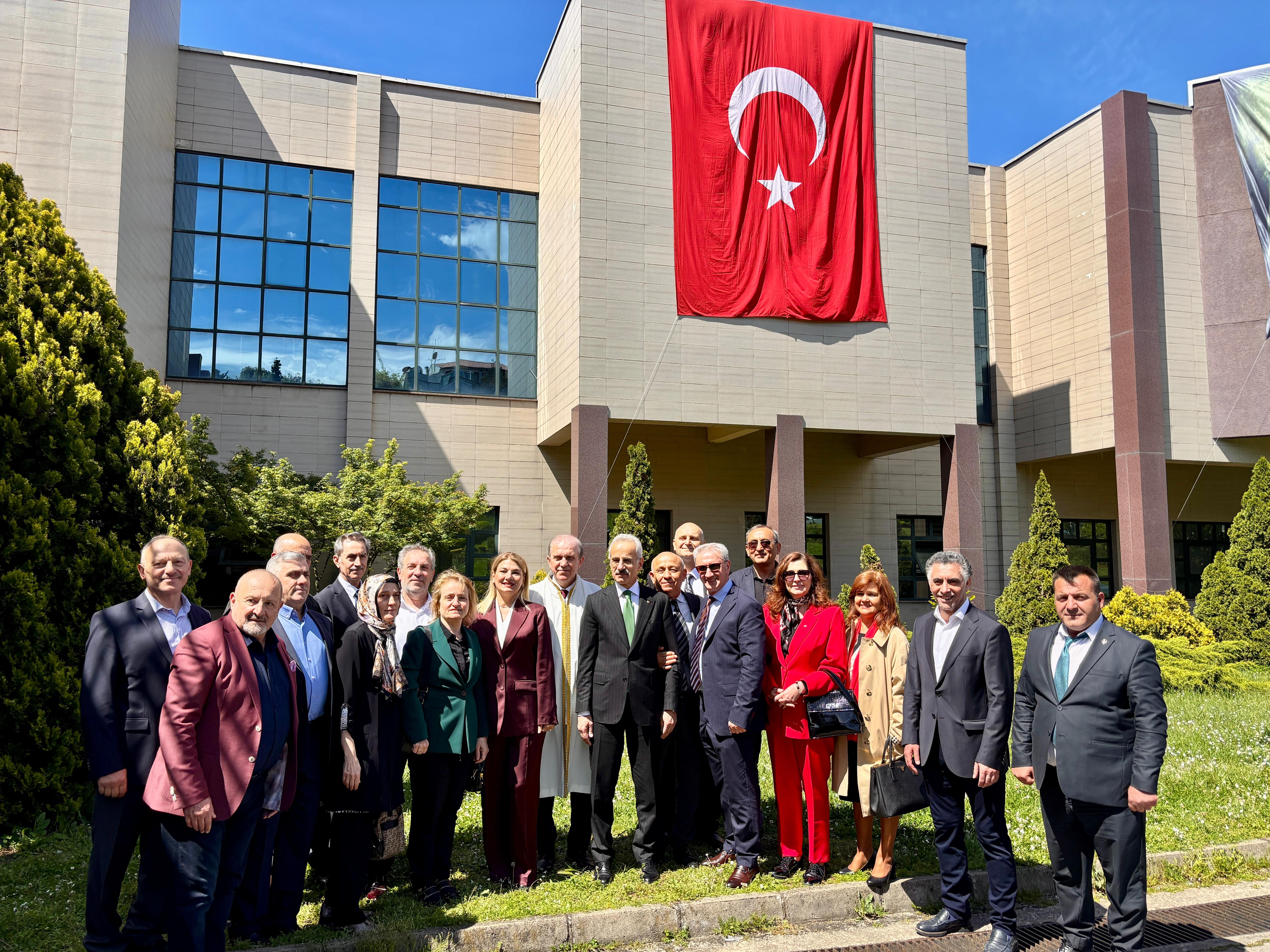 Ulaştırma ve Altyapı Bakanı Abdulkadir
